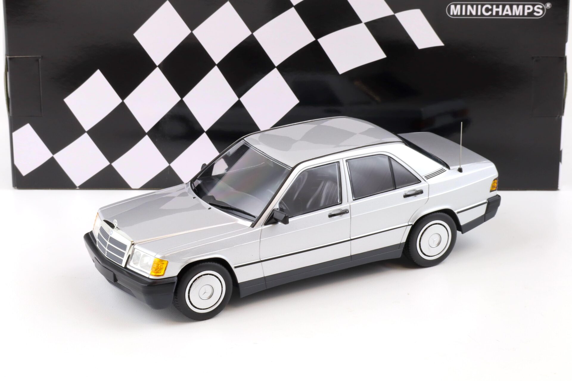 ID 84431 orig 1.jpg 1:18 Minichamps Mercedes 190E (W201) Limousine silver metallic 1982
