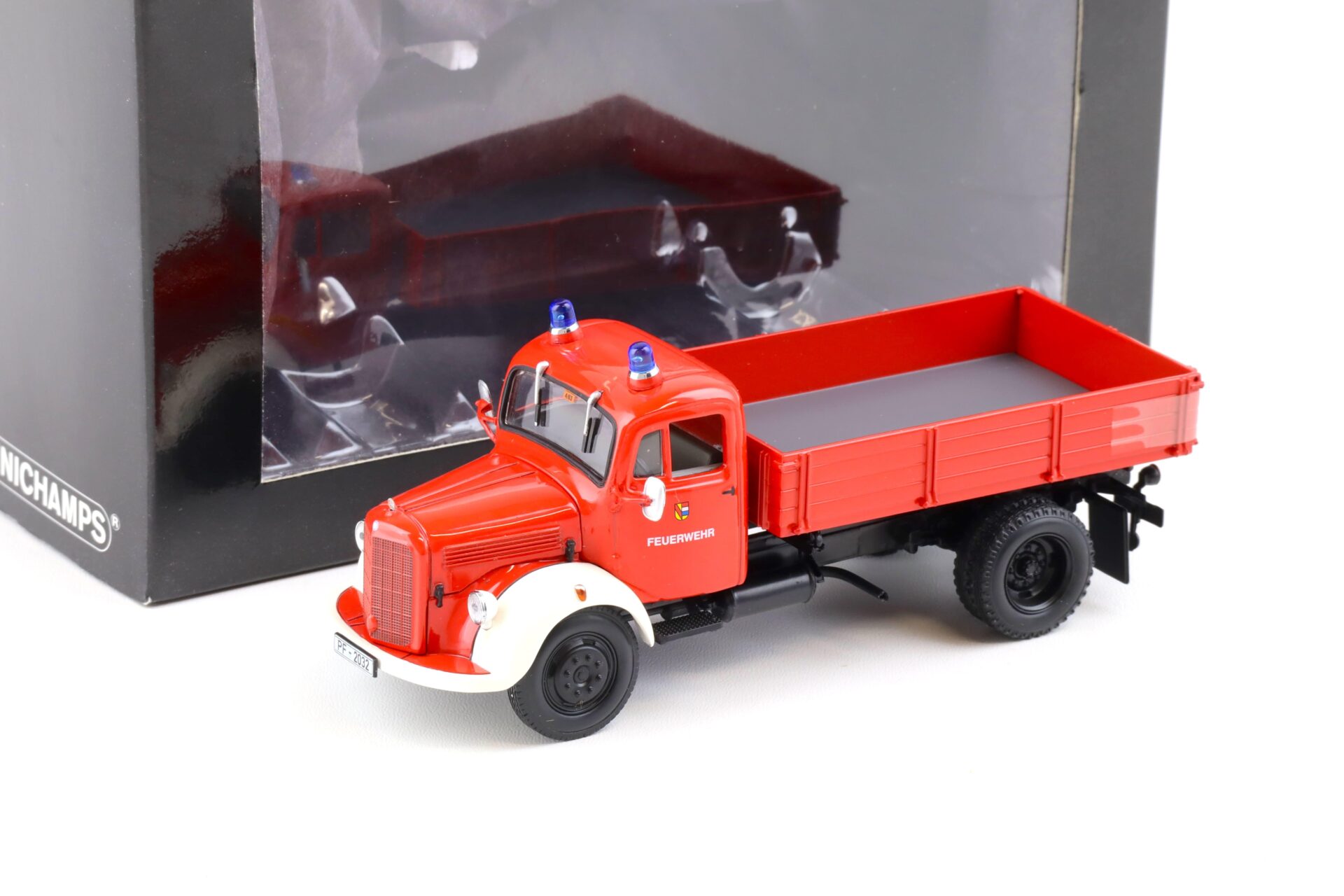 ID 84558 orig.jpg 1:43 Minichamps Mercedes L 3500 K Kipper Feuerwehr Pforzheim red/ white