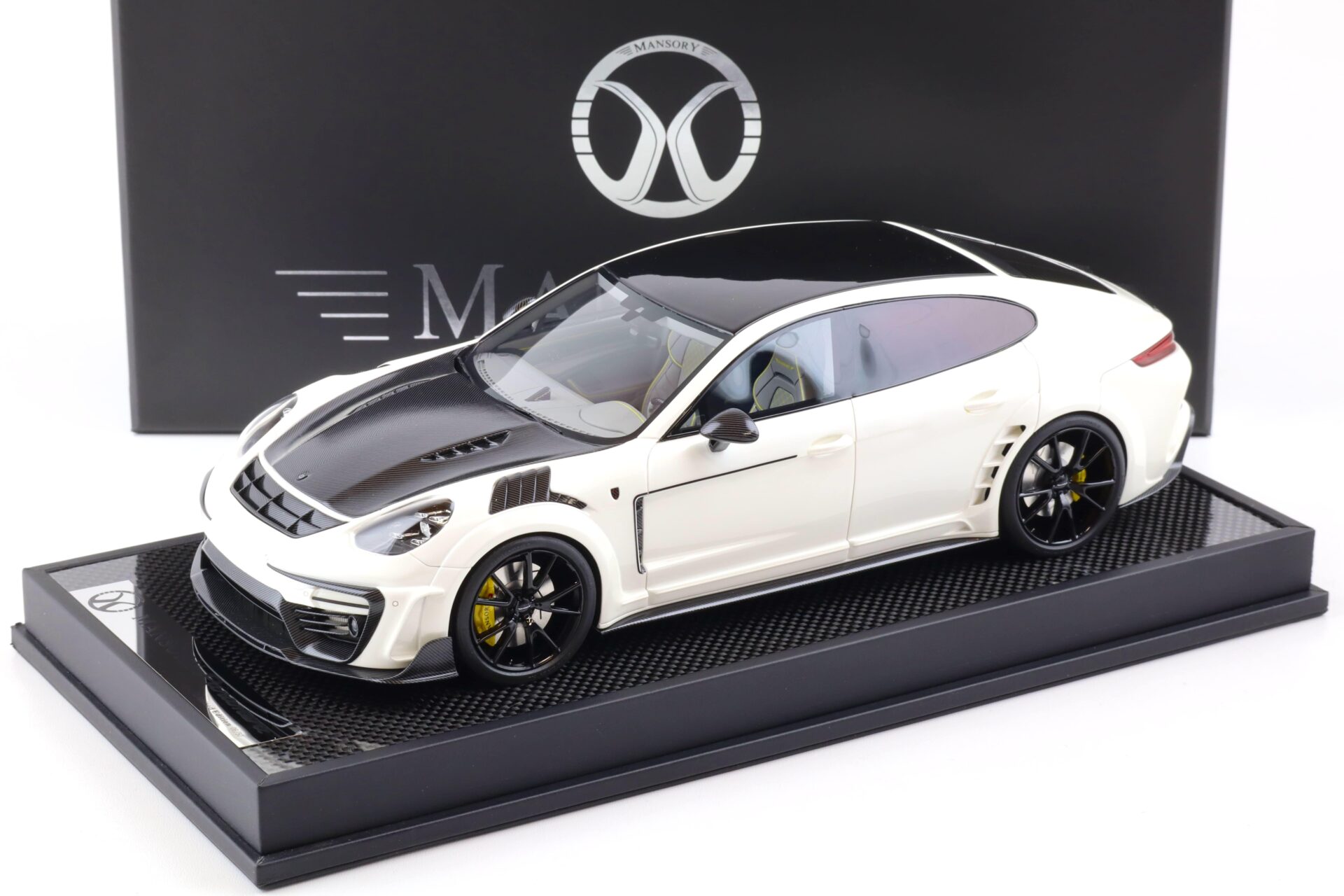 ID 85599 orig.jpg 1:18 Motorhelix Porsche Panamera Mansory 2019 white/ Carbon MY18-PAWE