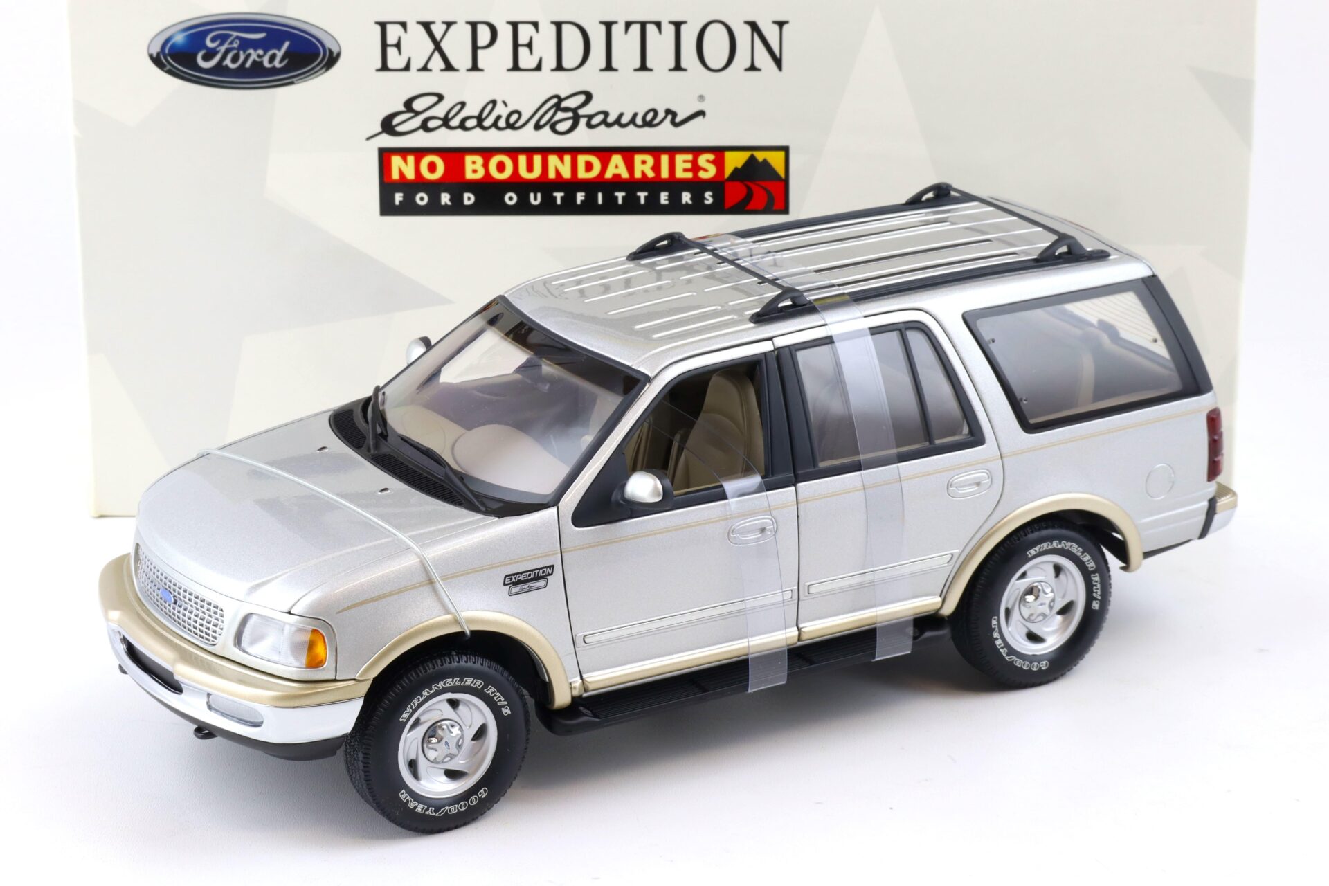ID 86547 orig.jpg 1:18 UT Models Ford Expedition Eddie Bauer No Boundaries silver 22714
