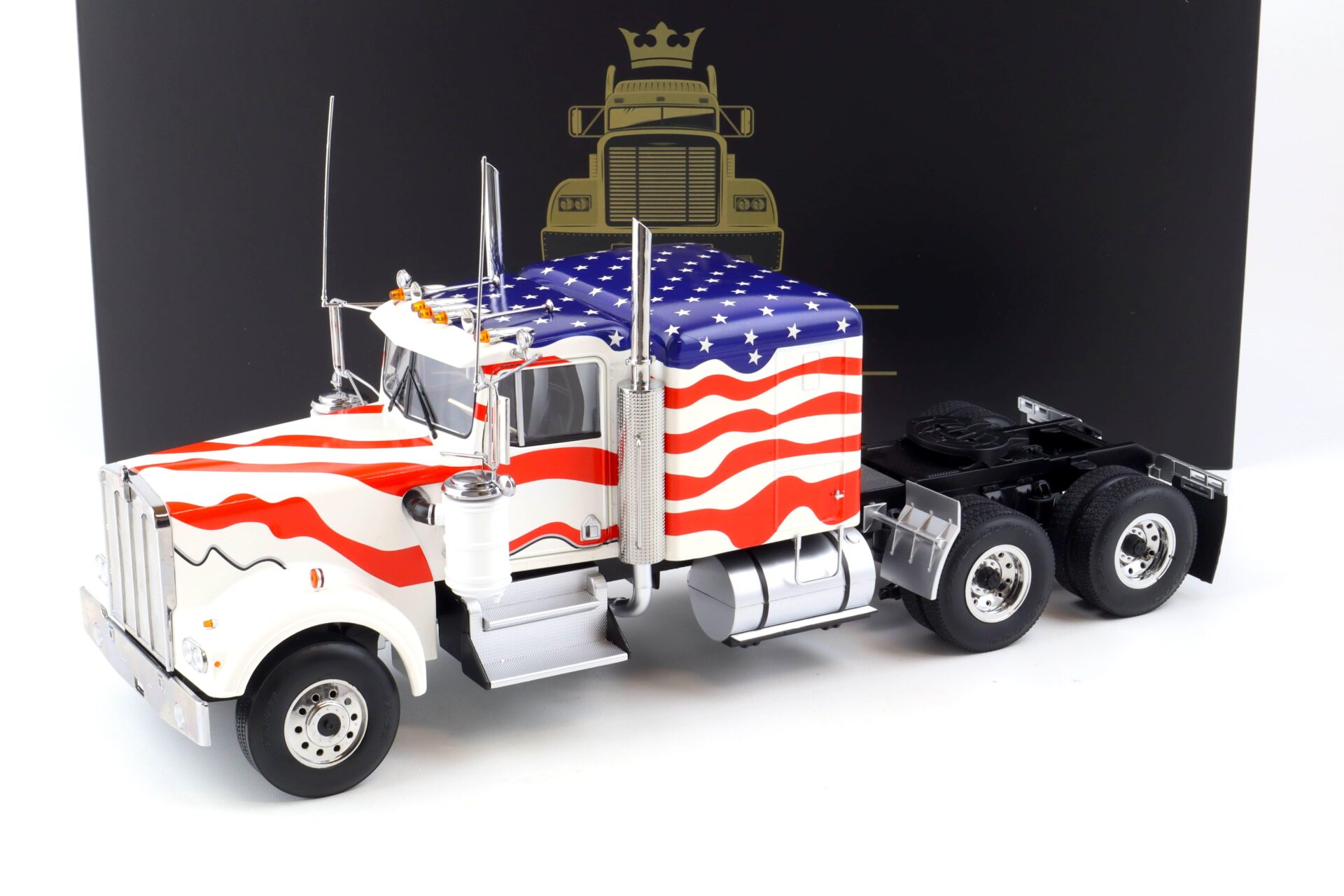 ID 86599 orig.jpg 1:18 Road Kings LKW Kenworth W900 SZM Stars & Stripes white/ blue/ red RK180125