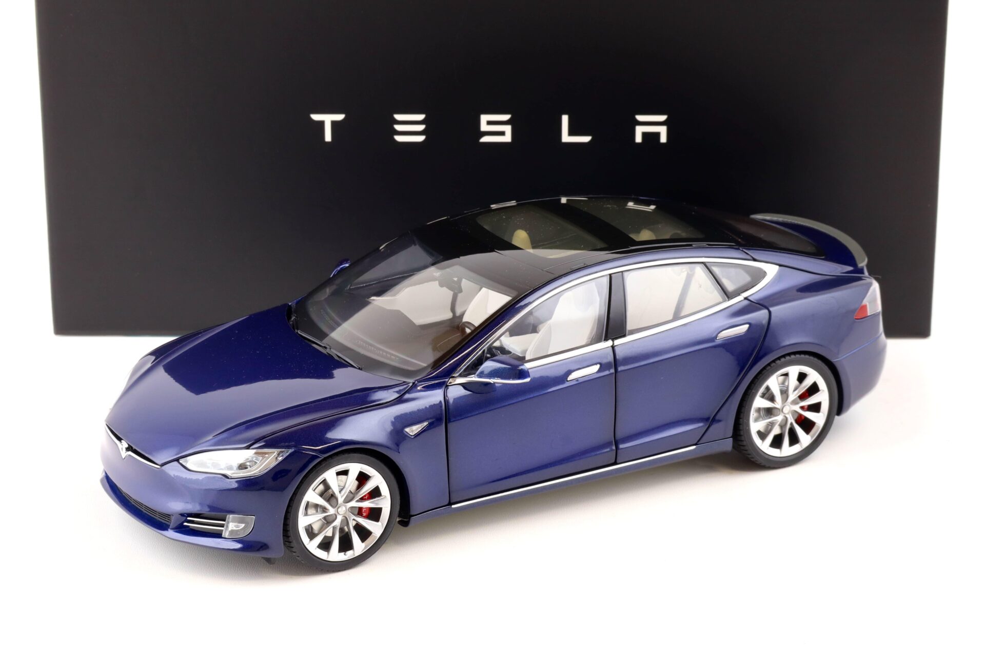 ID 86943 orig.jpg 1:18 Original Tesla Model S P100D deep blue Diecast DEALER VERSION