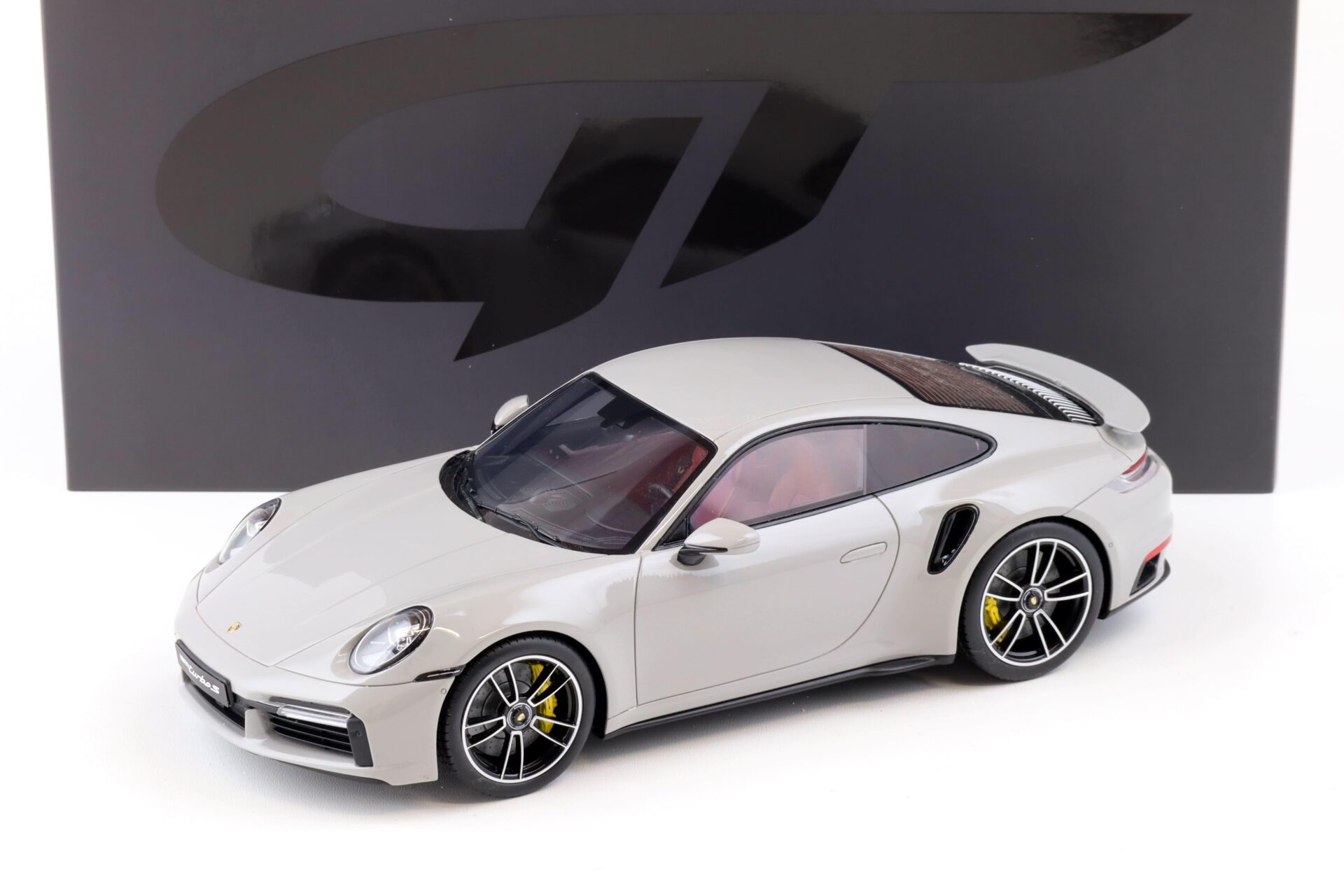 ID 86980 orig.jpg 1:18 GT Spirit GT431 Porsche 911 (992) Turbo S Coupe Chalk grey/ red interior 2020