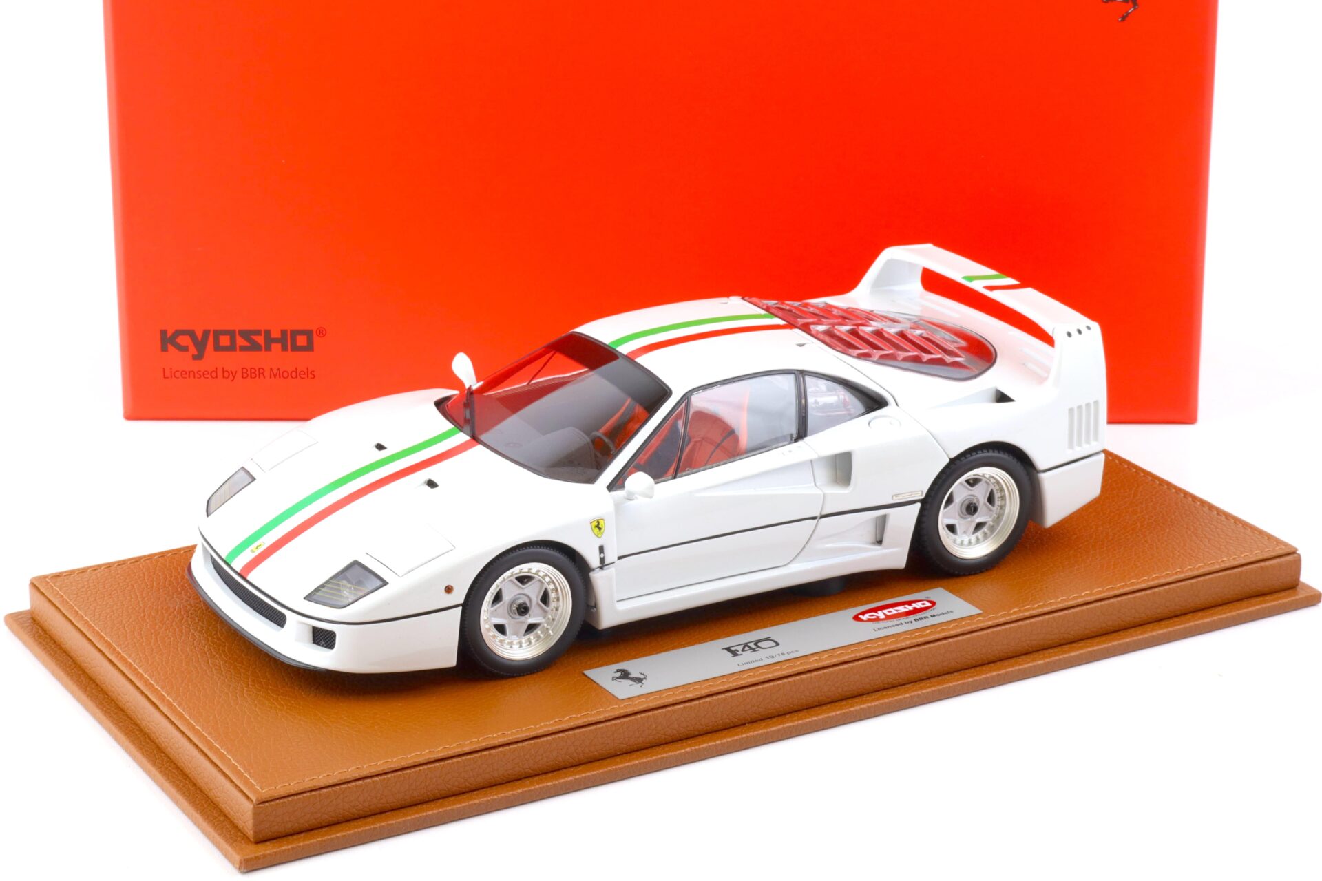 ID 87995 orig.jpg 1:18 BBR Kyosho Ferrari F40 metallic white/ Italian Flag with Showcase - Limited 78 pcs.