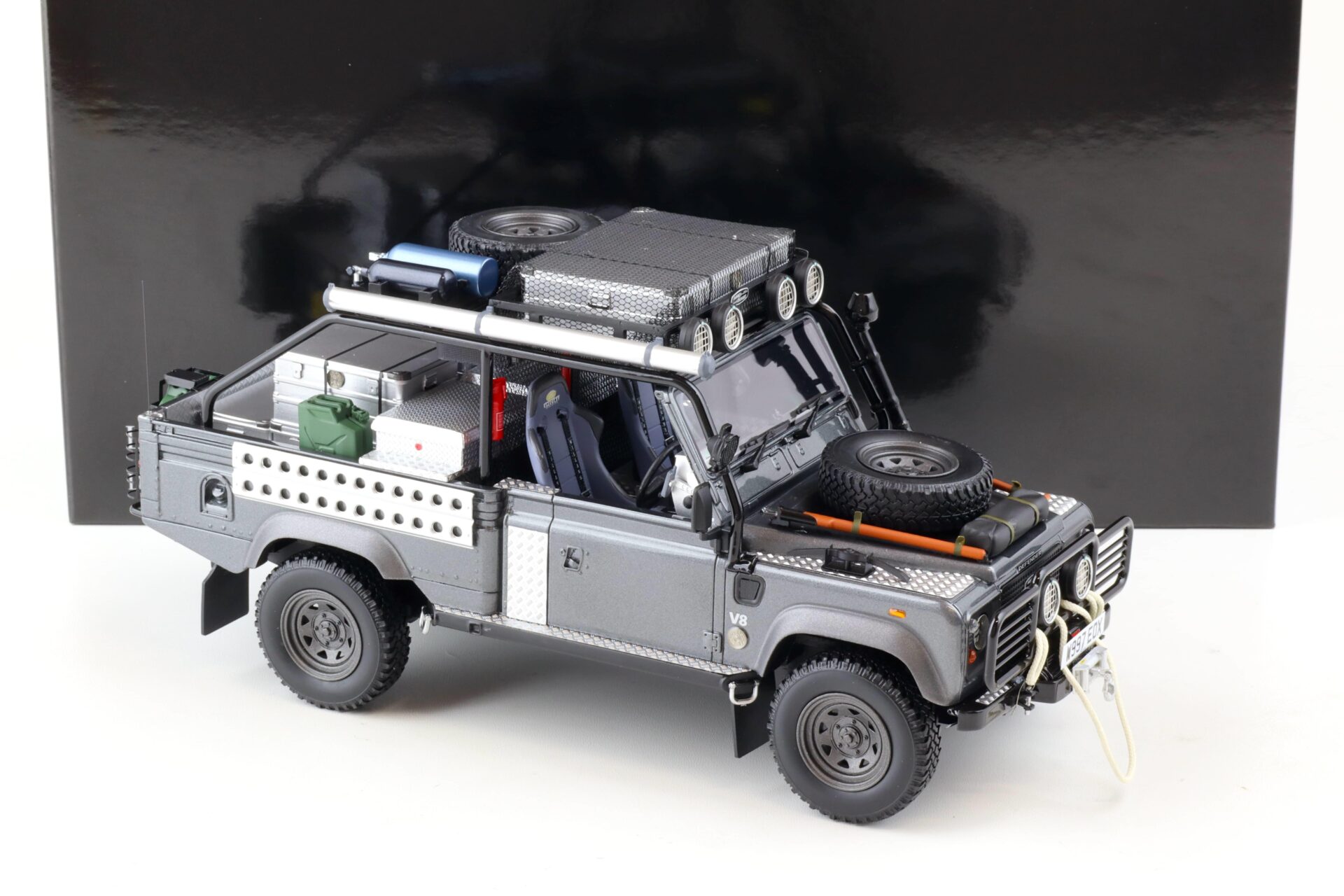 1:18 Kyosho Land Rover Defender Movie Edition Tomb Raider Lara Croft KSR08903TR
