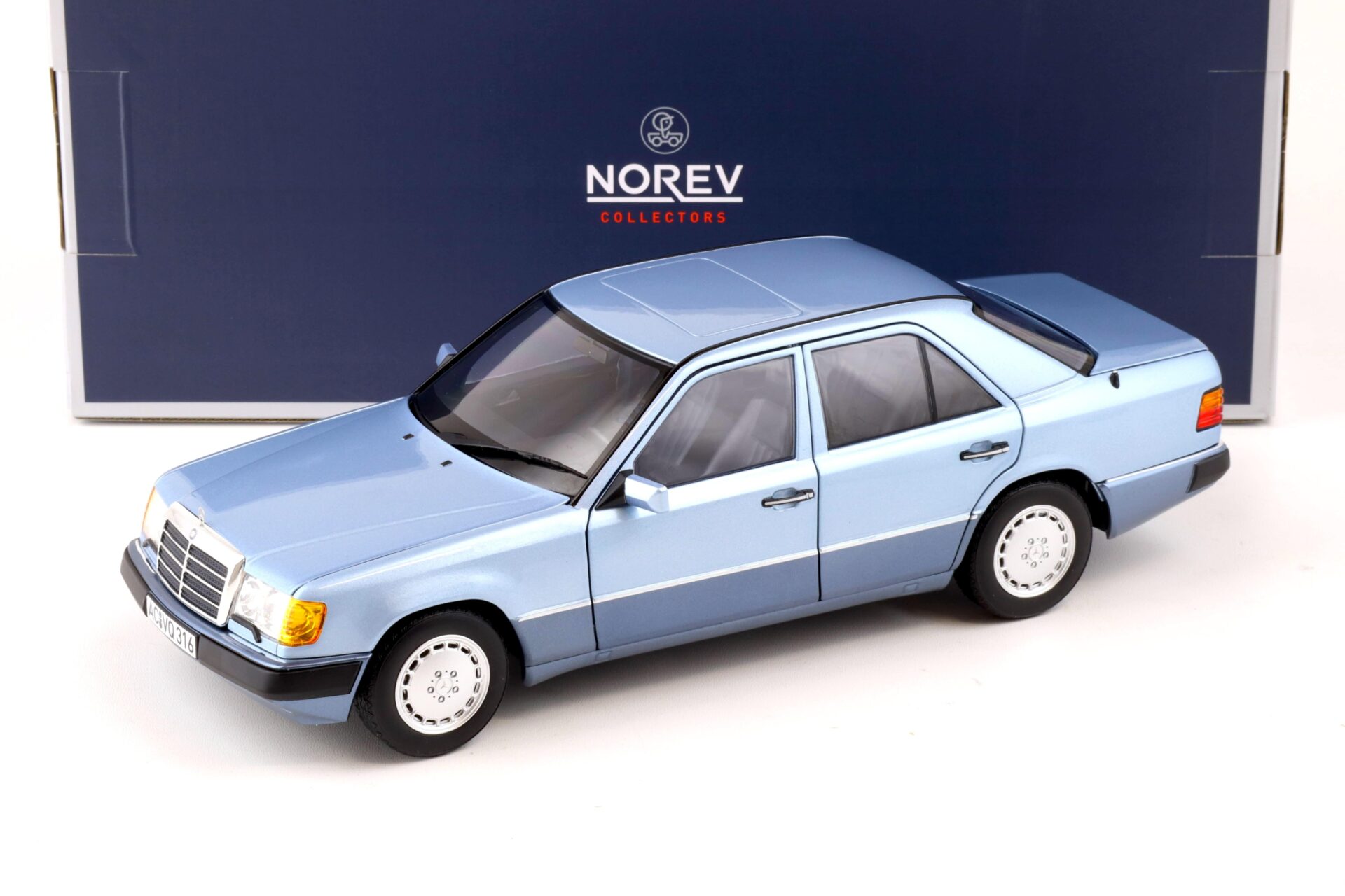 ID 88391 orig.jpg 1:18 Norev Mercedes 230 E W124 Limousine 1990 light blue metallic 183945