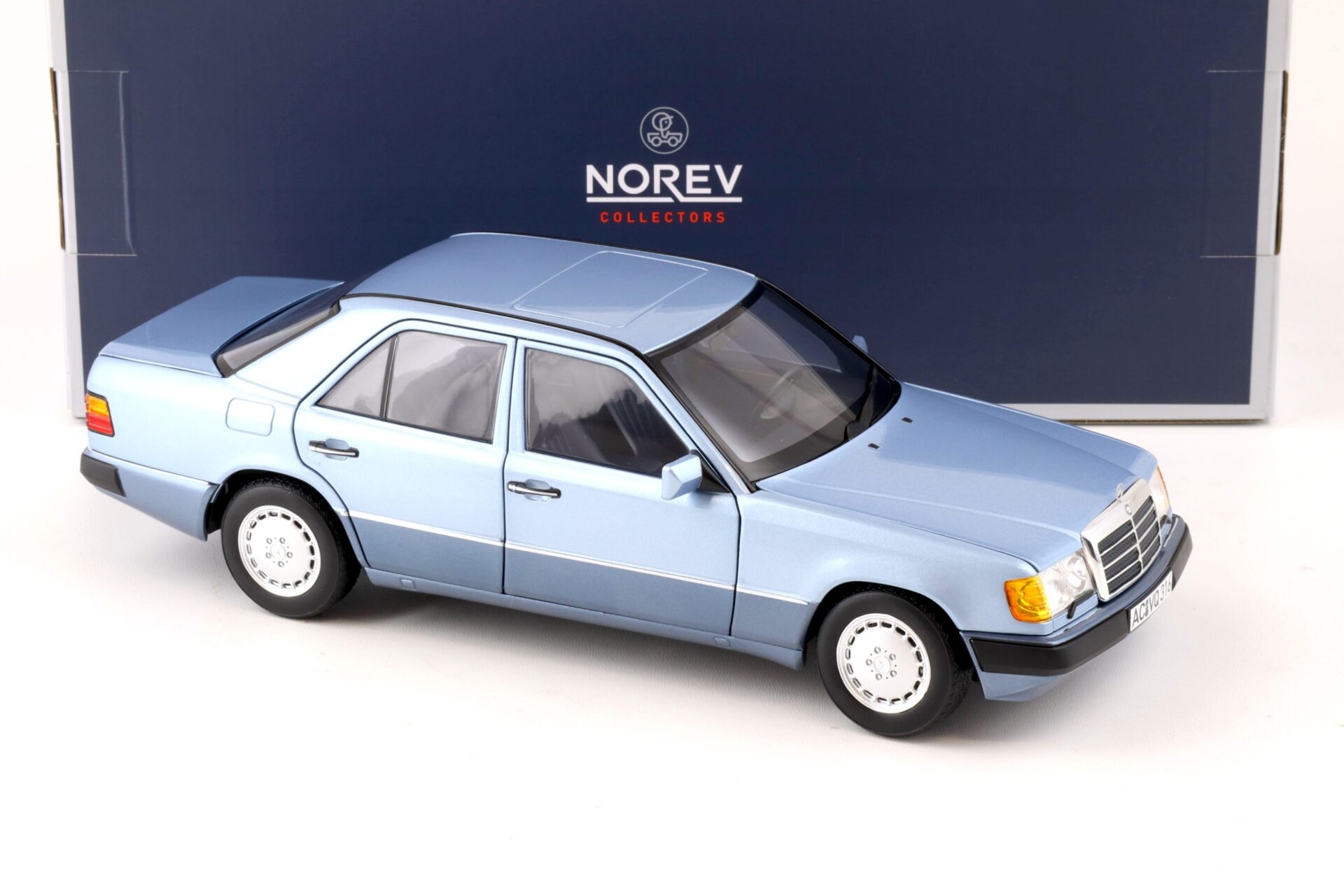1:18 Norev Mercedes 230 E W124 Limousine 1990 light blue metallic 183945