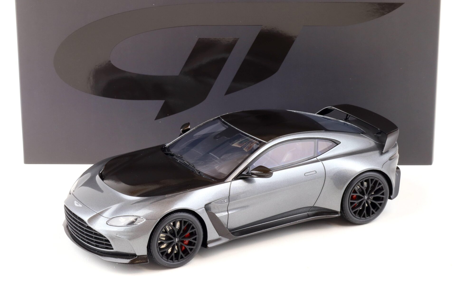 ID 88700 orig.jpg 1:18 GT Spirit GT443 Aston Martin V12 Vantage Coupe 2023 grey metallic