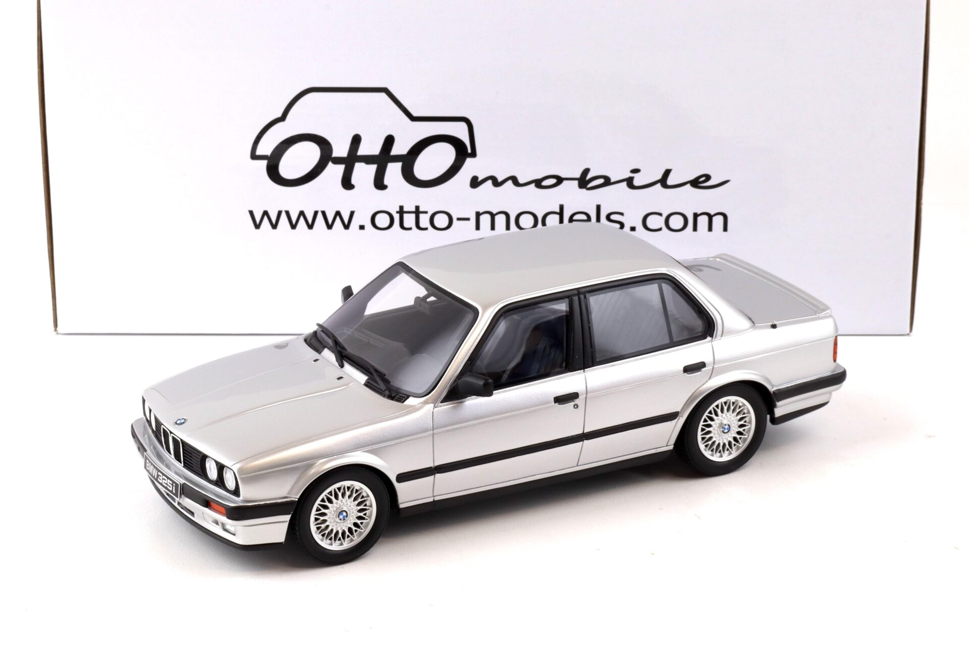 ID 88711 orig.jpg 1:18 OTTO mobile OT912 BMW 325i E30 Sedan silver 1988
