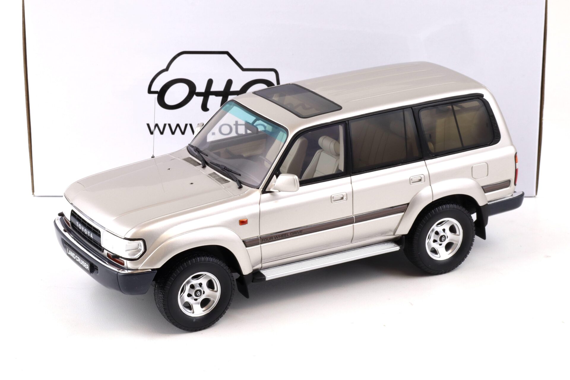 ID 88729 orig.jpg 1:18 OTTO mobile OT438 Toyota Land Cruiser HDJ80 silver-beige 1992