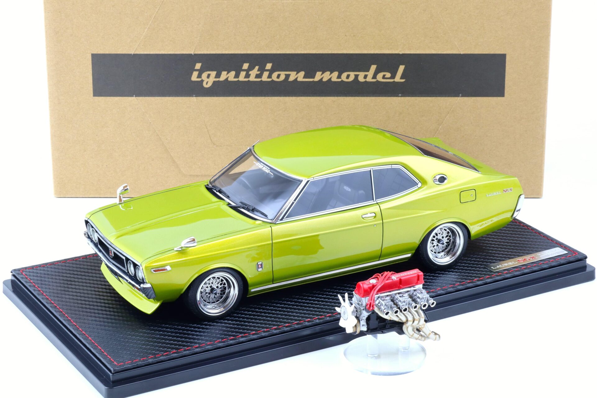 ID 88989 orig.jpg 1:18 Ignition Model IG3011 Nissan Laurel 2000SGX (C130) green metallic + engine