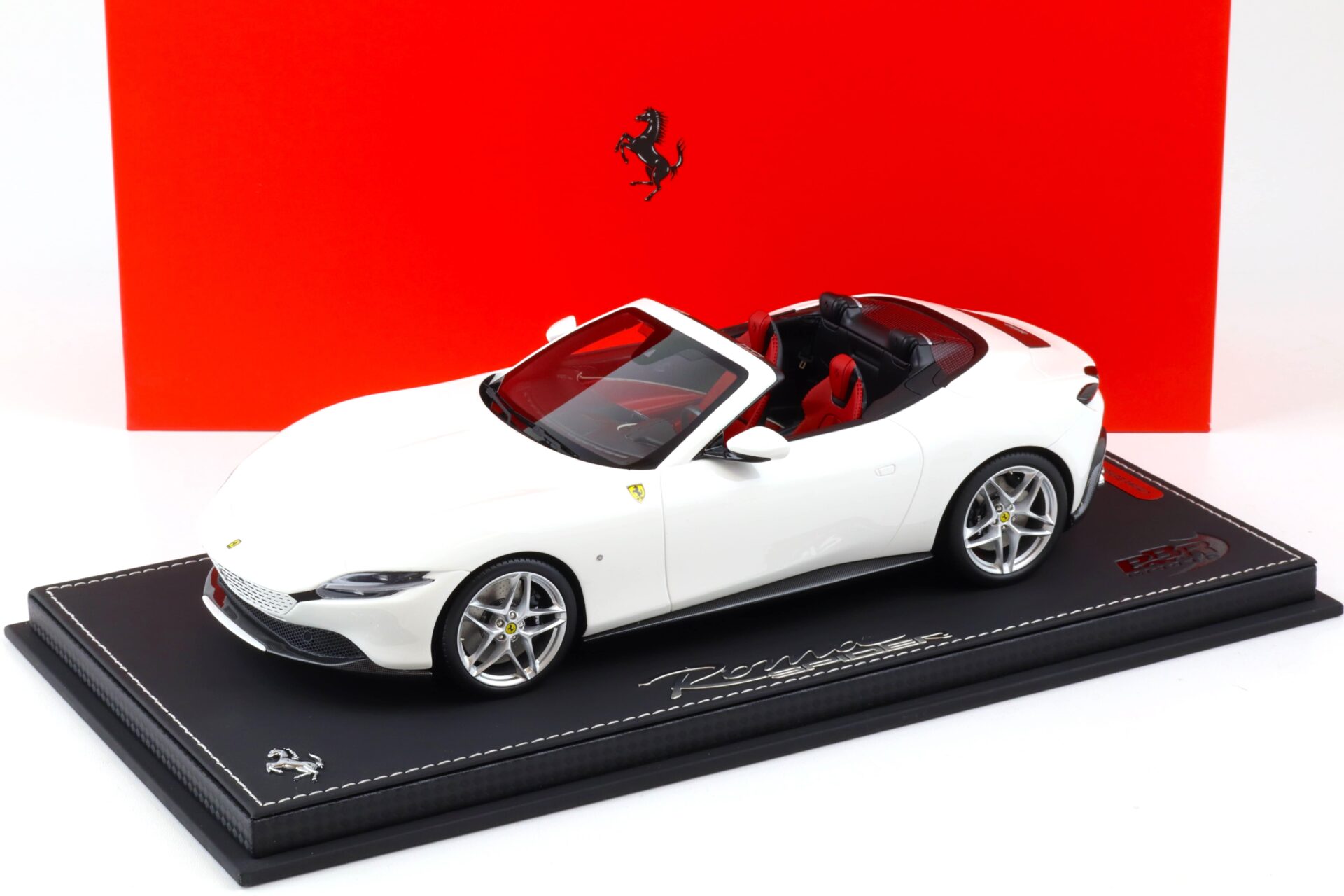 ID 89242 orig.jpg 1:18 BBR Ferrari Roma Spider Bianco Cervino white with Showcase - Limited 36 pcs.