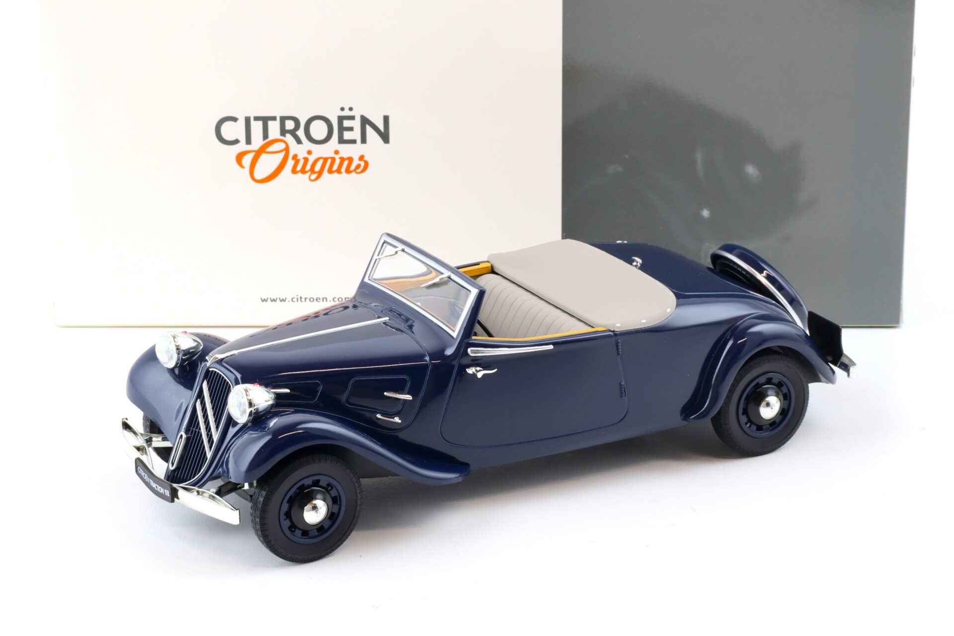 ID 89415 orig.jpg 1:18 Norev Citroen Traction Cabriolet 1939 dark blue Citroen Origins Dealer