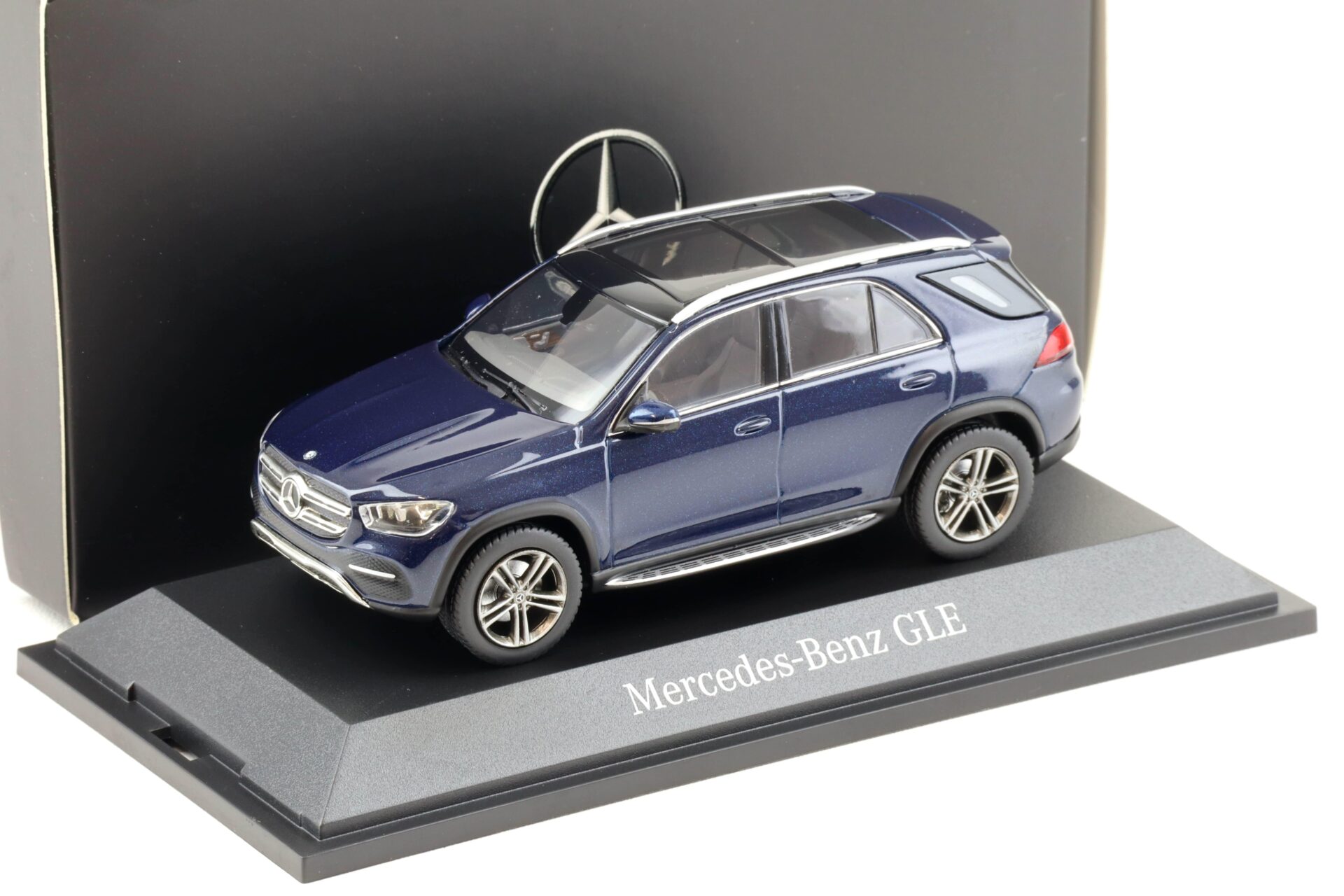 ID 90576 orig.jpg 1:43 Norev Mercedes GLE V167 SUV cavansite blue DEALER VERSION