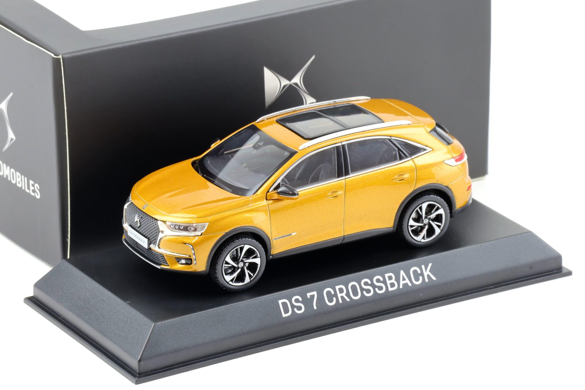 ID 90942 orig.jpg 1:43 Norev Citroen DS Automobiles DS 7 Crossback gold metallic DEALER VERSION