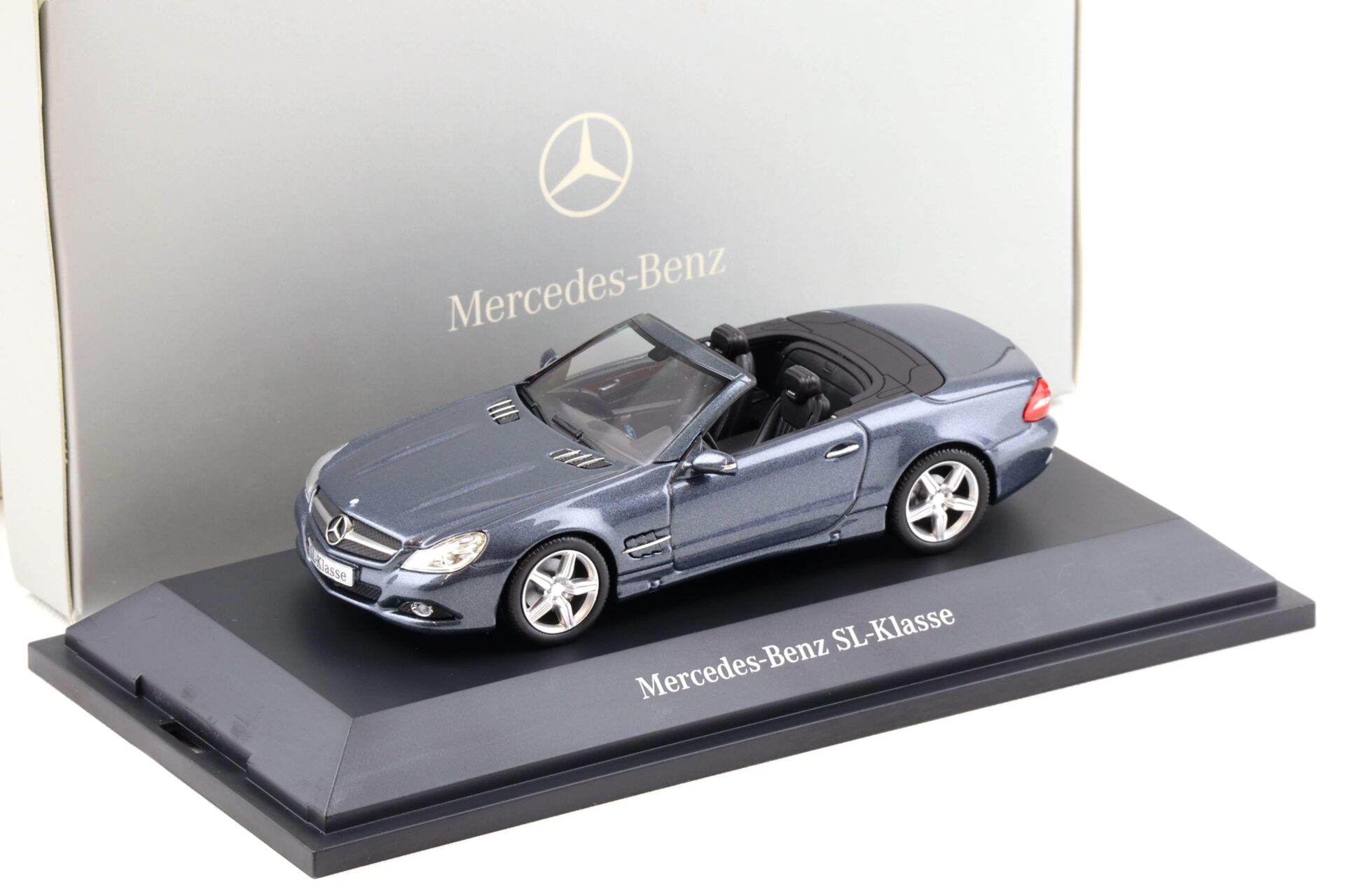 ID 90954 orig.jpg 1:43 Minichamps Mercedes SL-Klasse R230 tenorit grey metallic 2008 DEALER VERSION