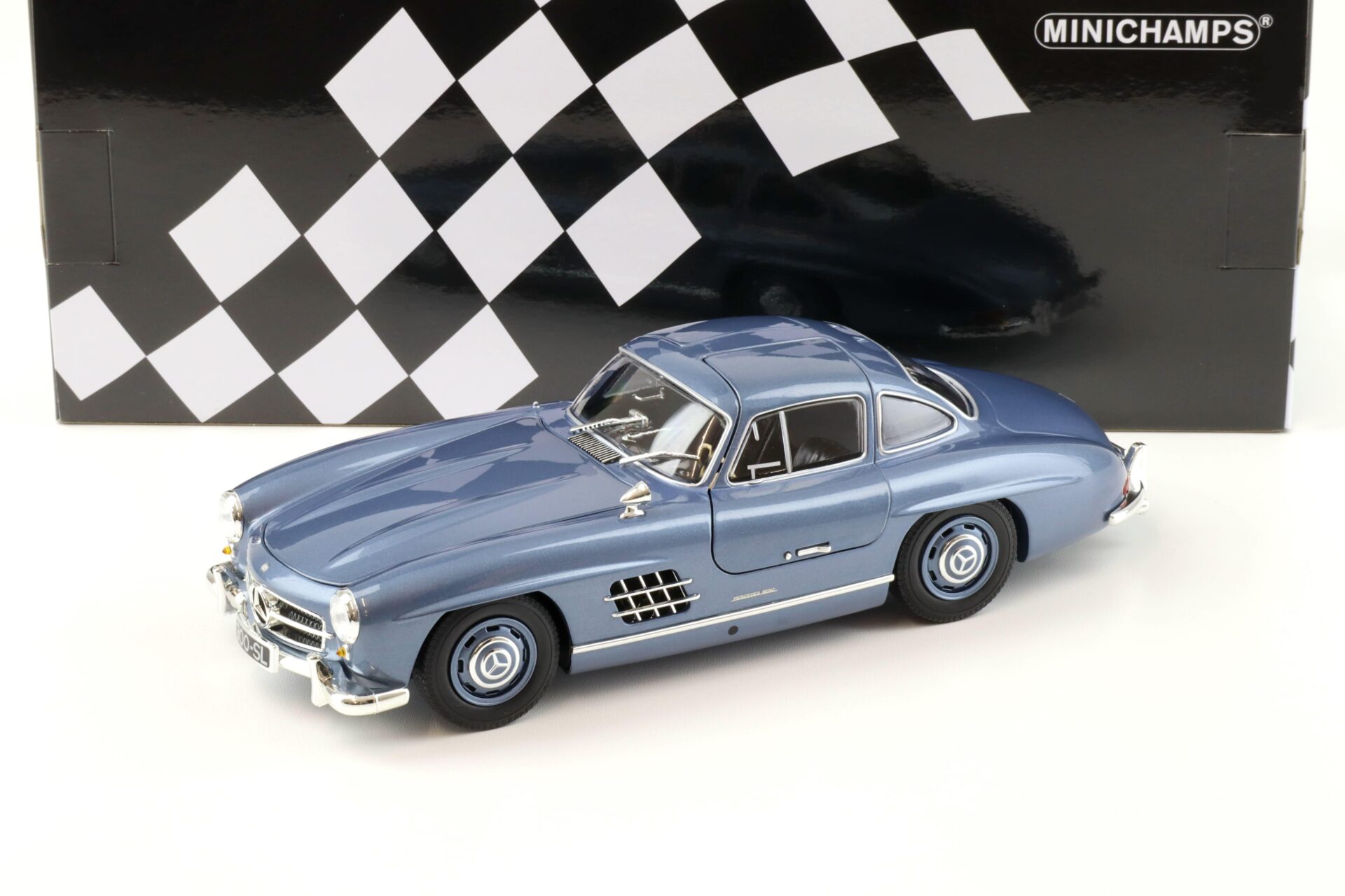 ID 91494 orig.jpg 1:18 Minichamps Mercedes 300SL W198 Gullwing 1955 light blue metallic