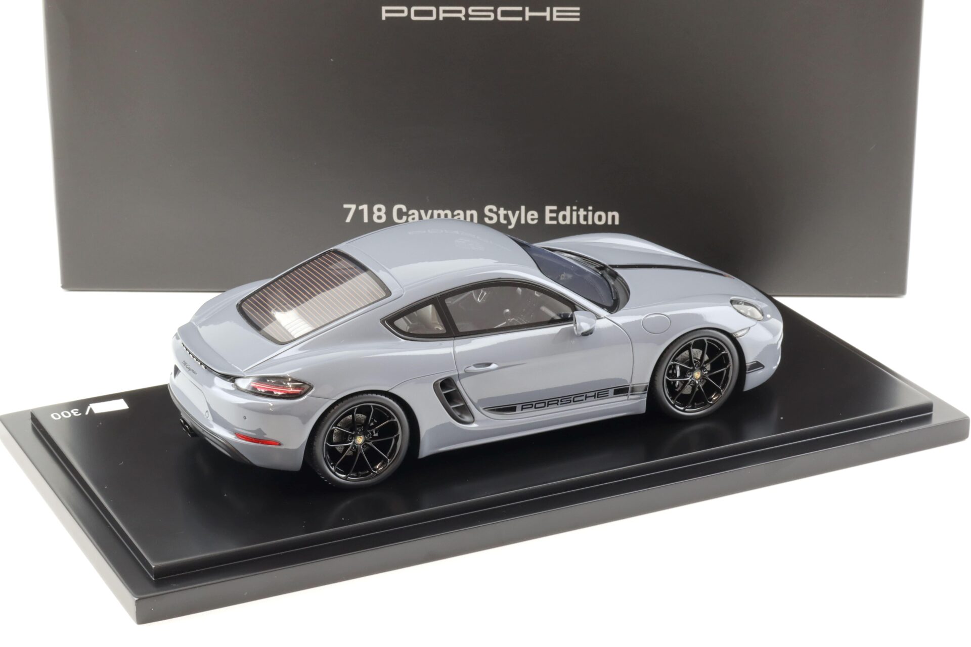 1:18 Spark Porsche 718 Cayman Style Edition arctic grey/ black stripe WAP DEALER