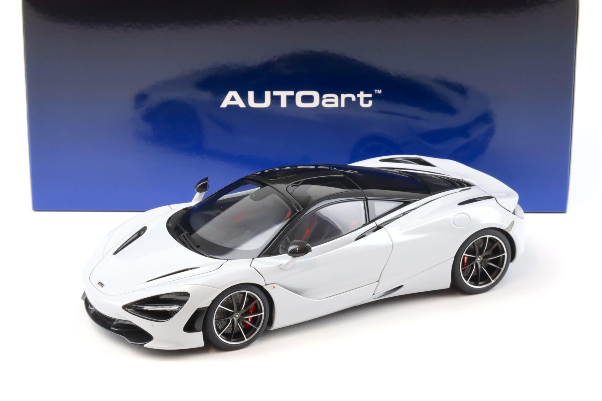 ID 92084 orig.jpg 1:18 AUTOart McLAREN 720S Coupe 2017 Silica white 76069