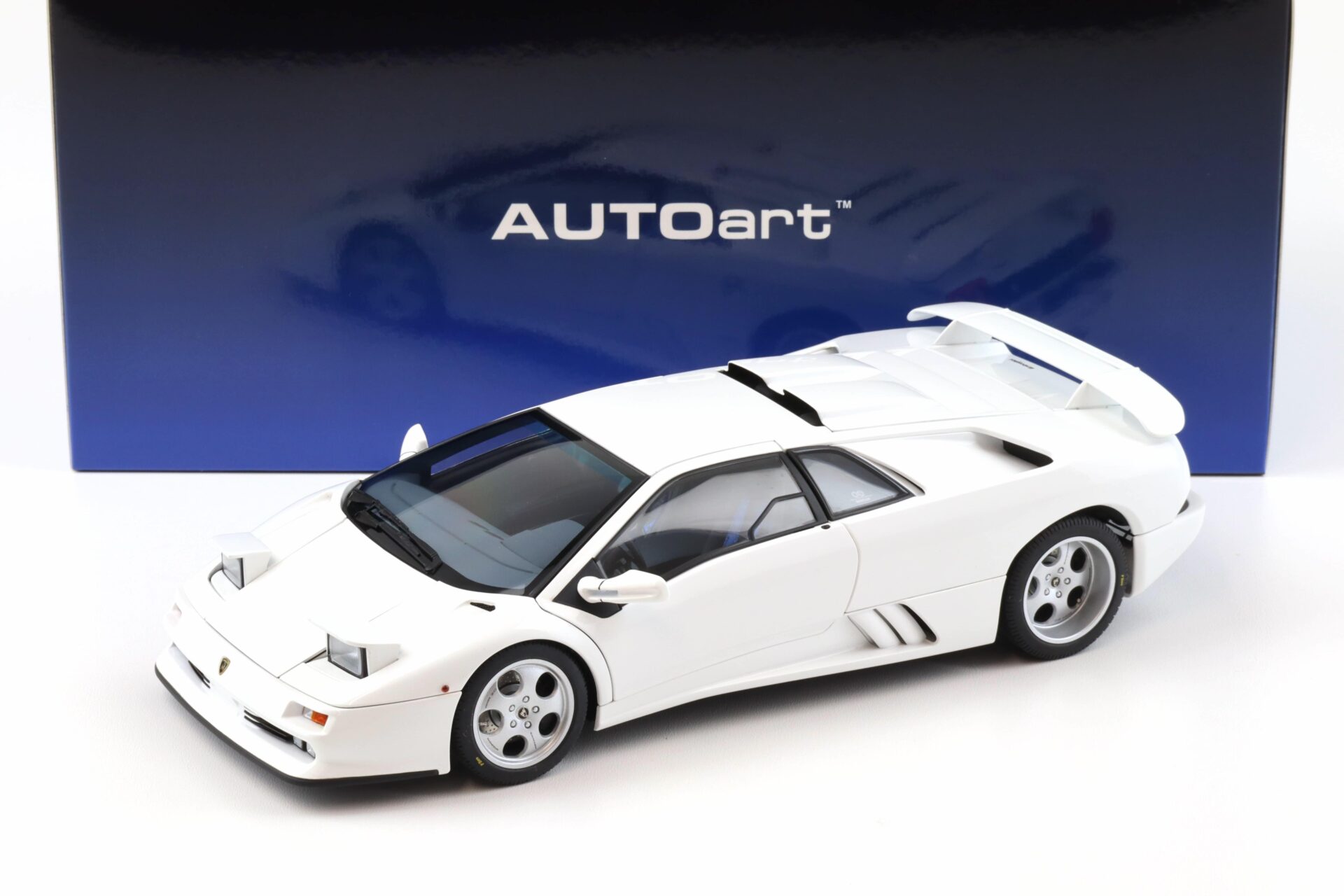 ID 92099 orig.jpg 1:18 AUTOart Lamborghini Diablo SE30 JOTA 1995 Impact white 79145