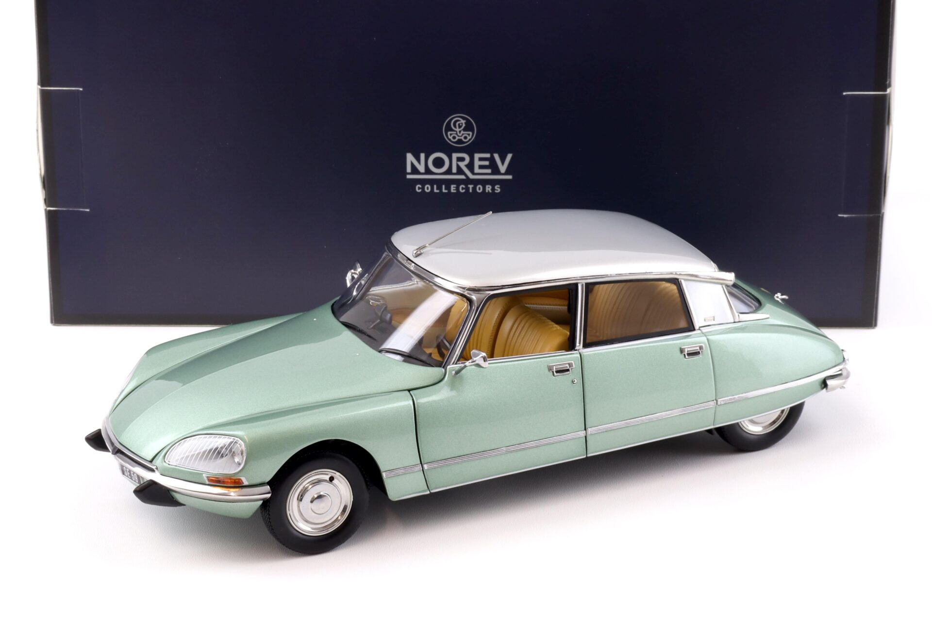 ID 92326 orig.jpg 1:18 Norev Citroen DS 23 Pallas 1972 green metallic - Limited 400 pcs.