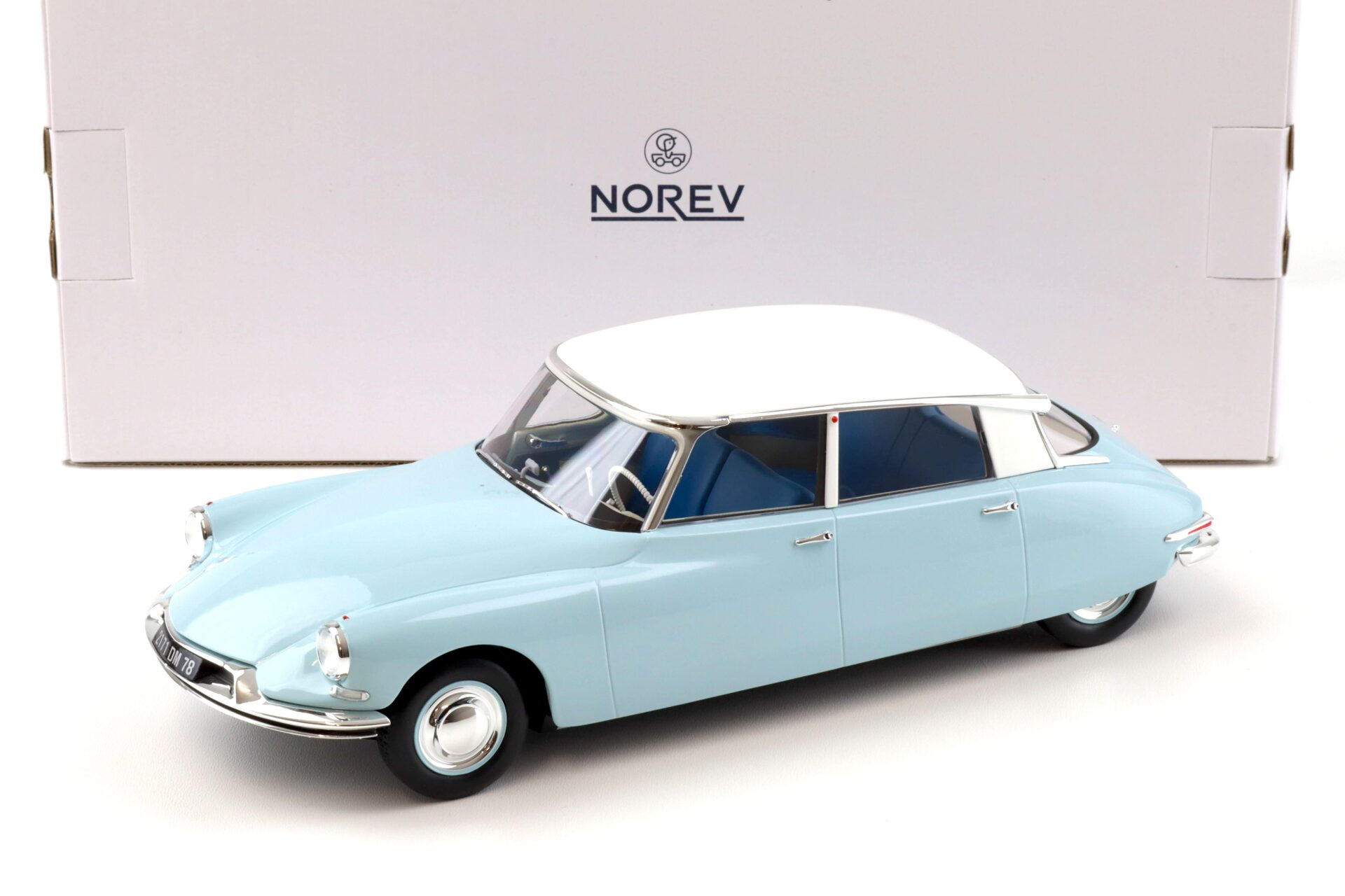 ID 92679 orig.jpg 1:18 Norev Citroen DS 19 Clear blue & white 1959