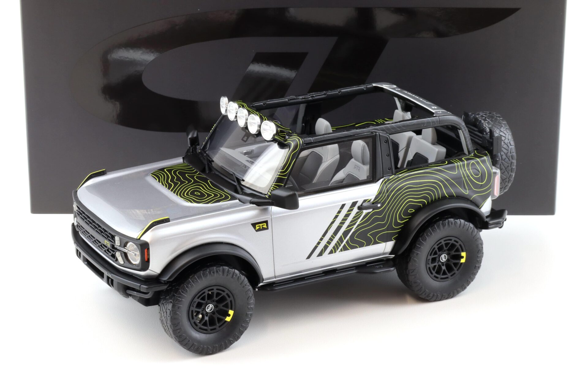 ID 92958 orig.jpg 1:18 GT Spirit GT404 Ford Bronco by RTR 2022 iconic silver/ green