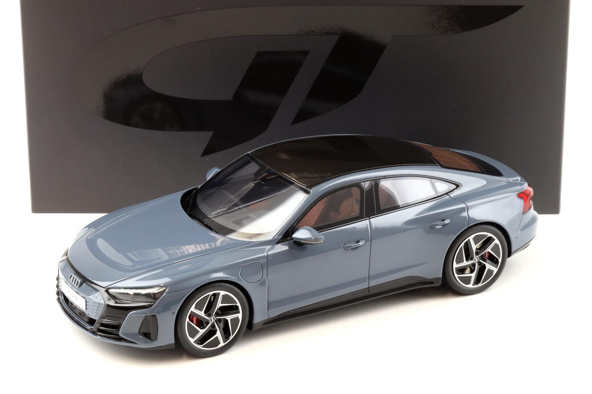 ID 92990 orig.jpg 1:18 GT Spirit GT393 Audi E-Tron GT 2021 Kemora grey/ Carbon roof