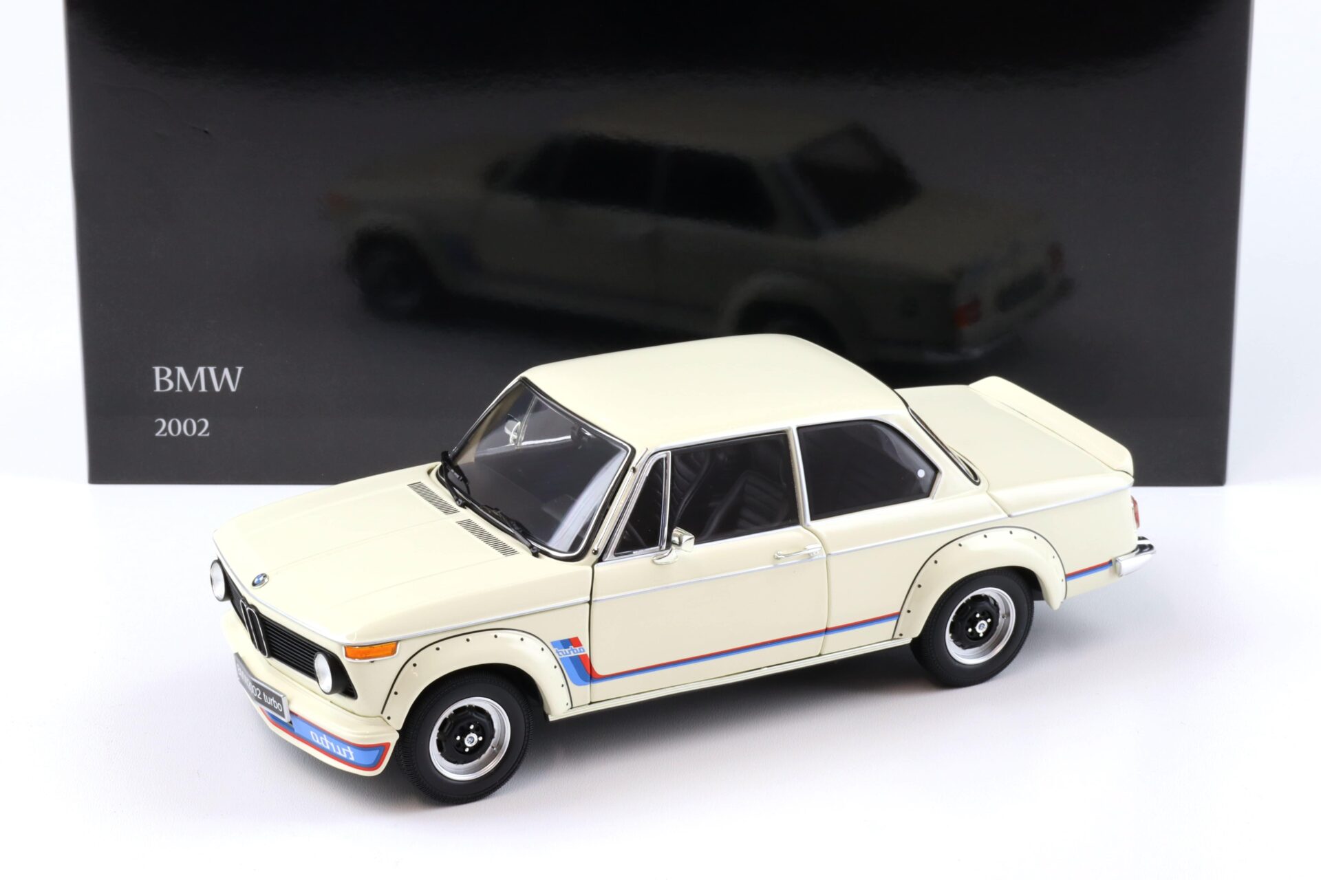 ID 93907 orig.jpg 1:18 Kyosho BMW 2002 Turbo 1974 white 08544W