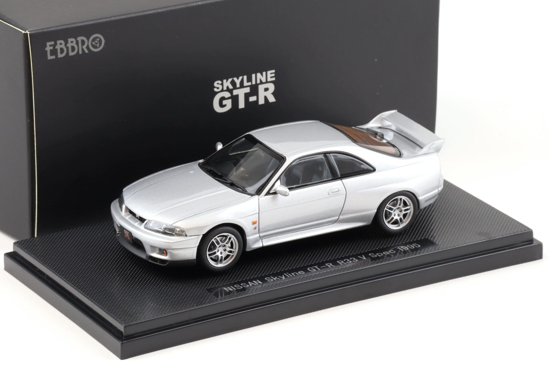ID 94123 orig.jpg 1:43 Ebbro Nissan Skyline GT-R (R33) Vspec 1995 silver