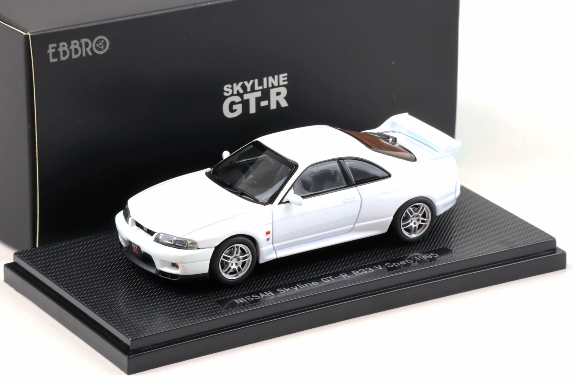 ID 94172 orig.jpg 1:43 Ebbro Nissan Skyline GT-R (R33) Vspec 1995 white
