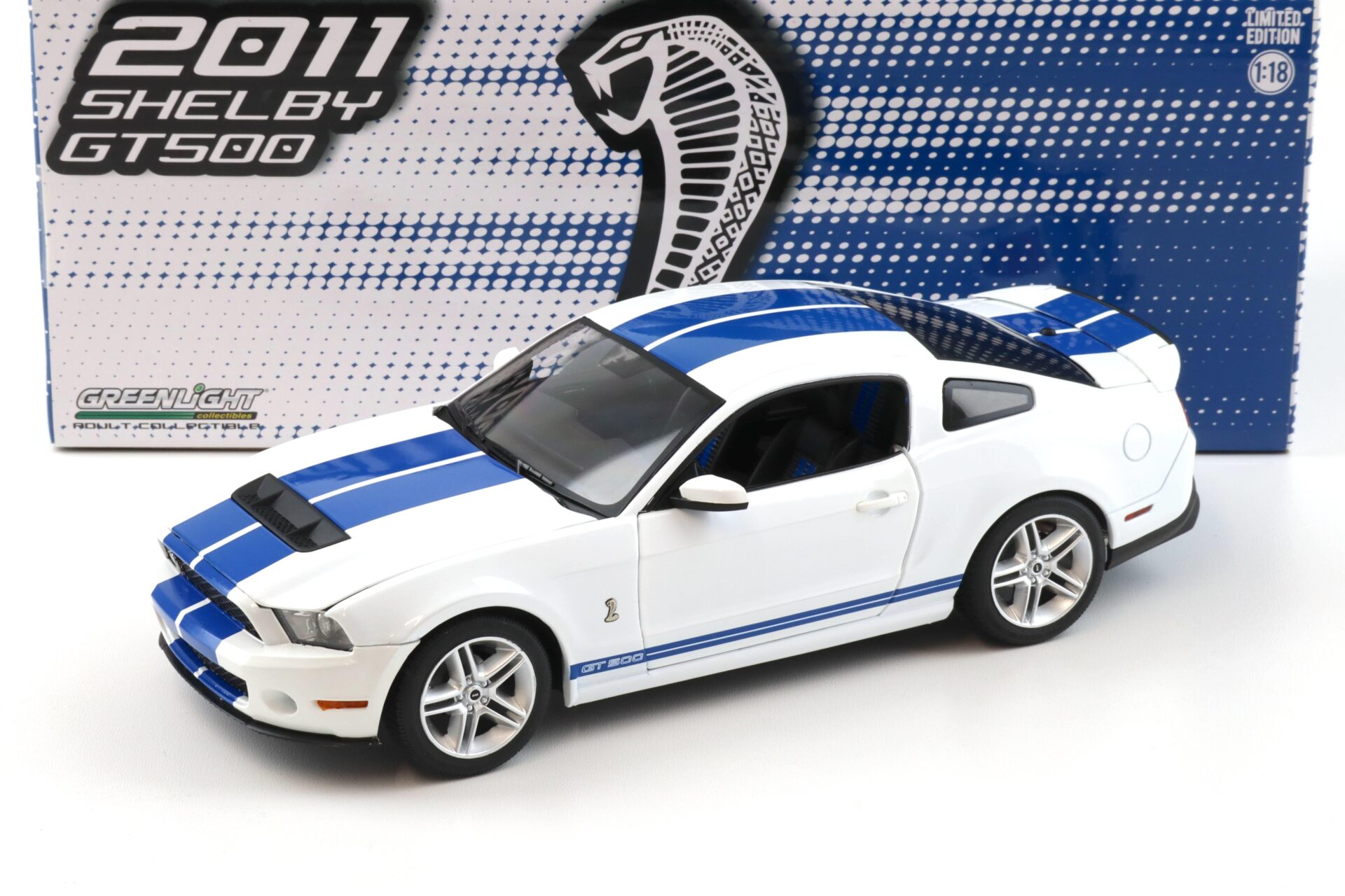 ID 95572 orig.jpg 1:18 Greenlight 2011 Ford Mustang Shelby GT500 Coupe Performance white/ blue stripes