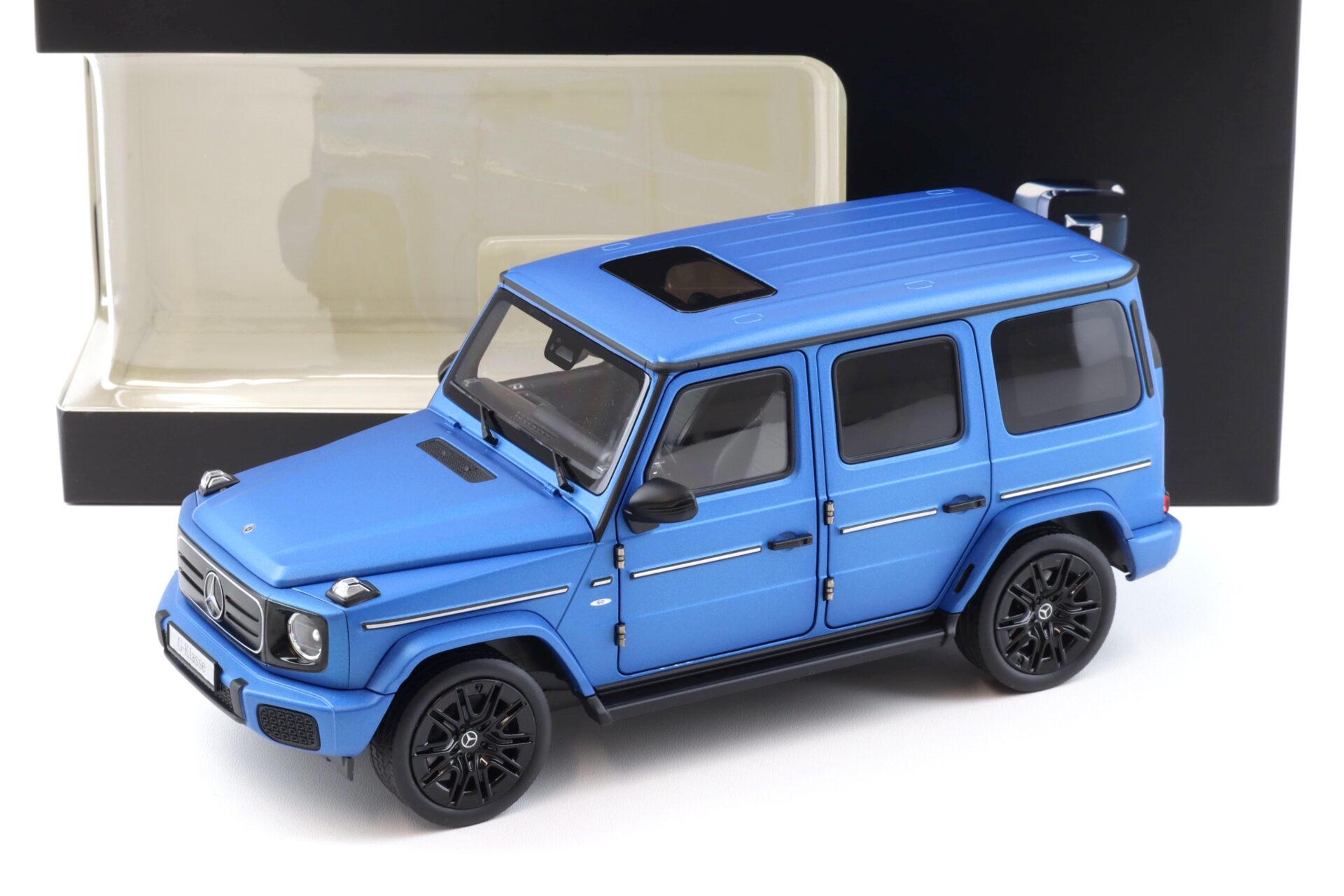 ID 96347 orig.jpg 1:18 Norev Mercedes G-Klasse G580 EQG M465 south seas blue 2024 DEALER VERSION