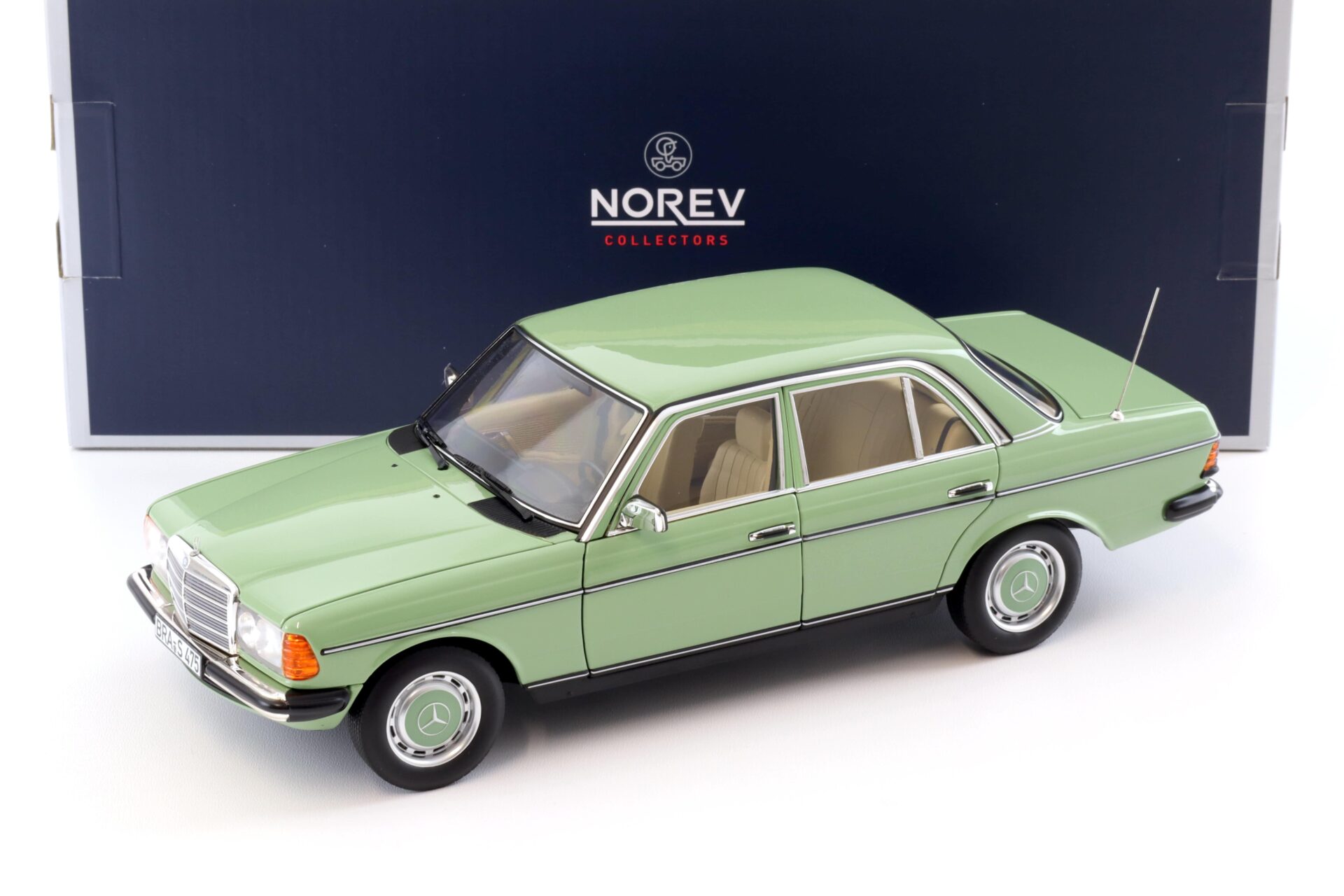 ID 96636 orig.jpg 1:18 Norev Mercedes 200 W123 Limousine 1982 light green 183796