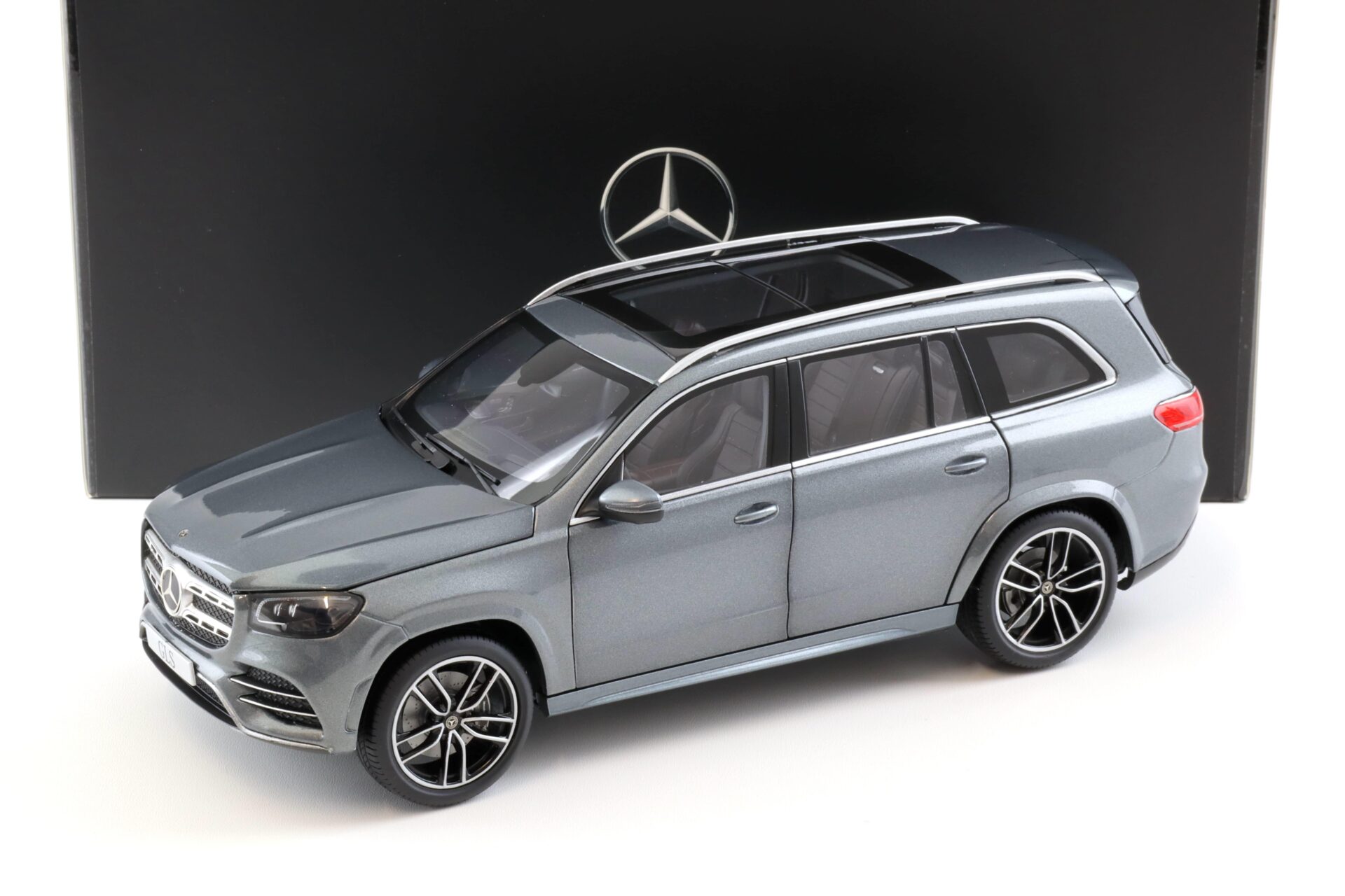 ID 97902 orig.jpg 1:18 Jaditoys Mercedes GLS X167 Selenite grey metallic 2019 DEALER VERSION