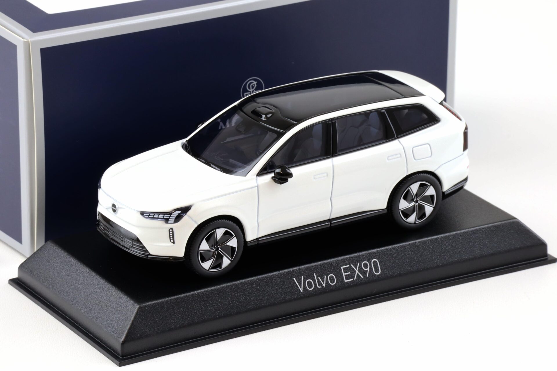 ID 98254 orig.jpg 1:43 Norev Volvo EX90 2024 Crystal white pearl 870080