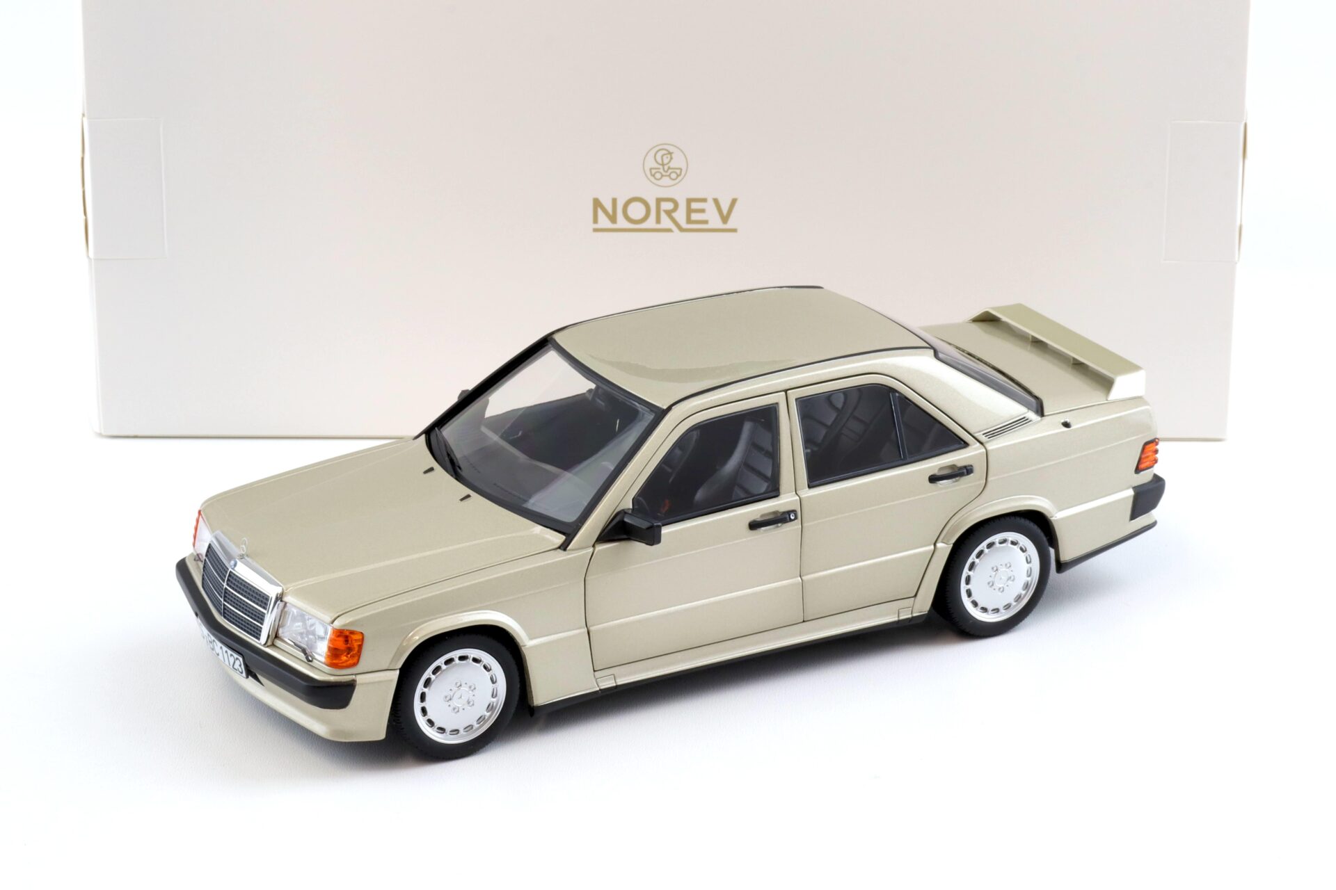 ID 98267 orig.jpg 1:18 Norev Mercedes 190E 2.3-16 W201 Limousine 1984 Smoke silver metallic 183831