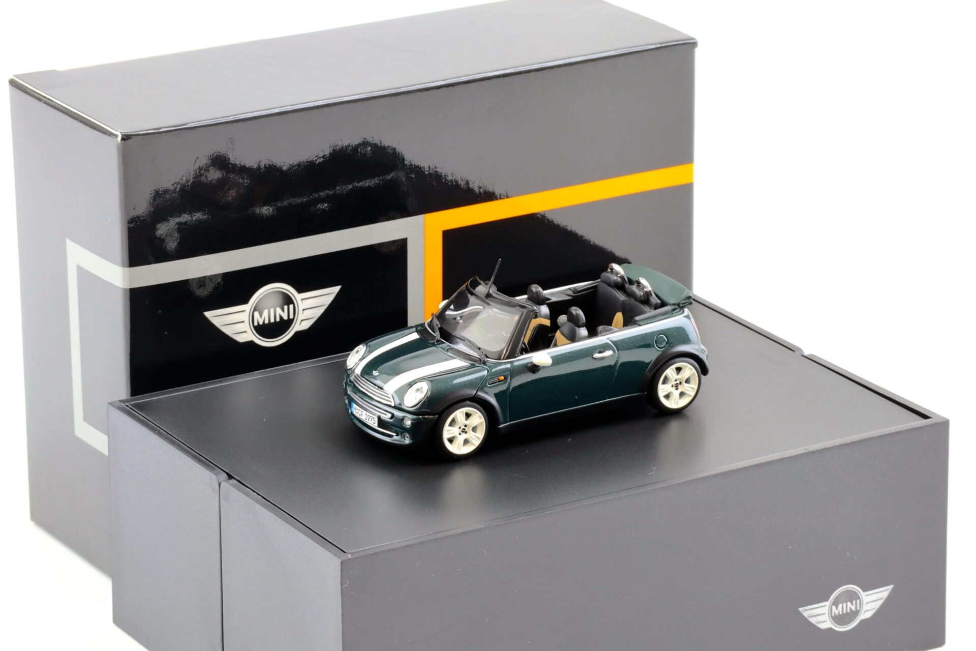 ID 98397 orig.jpg 1:43 Minichamps Mini Cooper R52 Convertible British Racing green DEALER VERSION