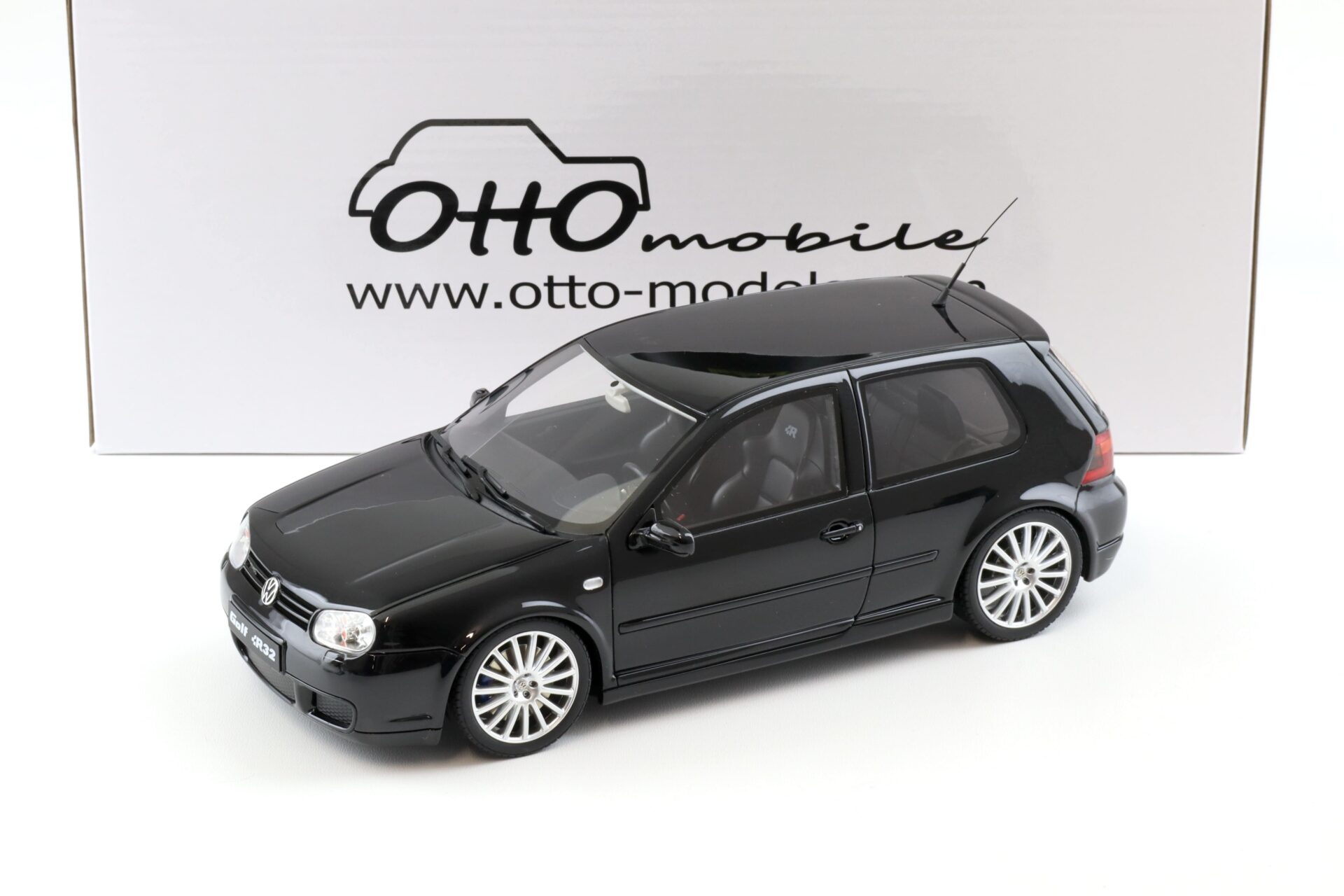 1:18 OTTO mobile OT964 VW Golf IV 4 R32 black