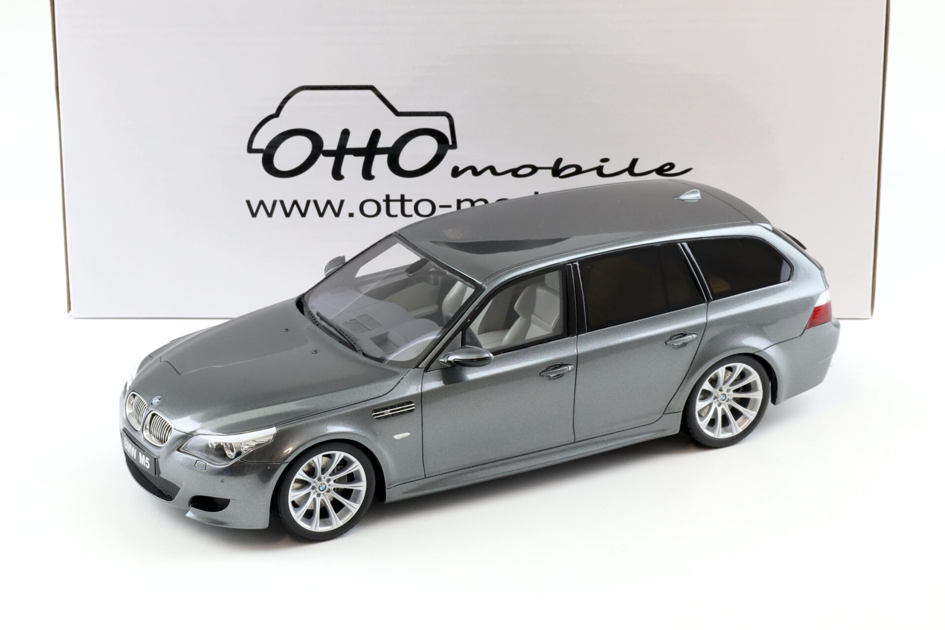 ID 98594 orig.jpg 1:18 OTTO mobile OT189 BMW M5 E61 Touring 2007 grey metallic