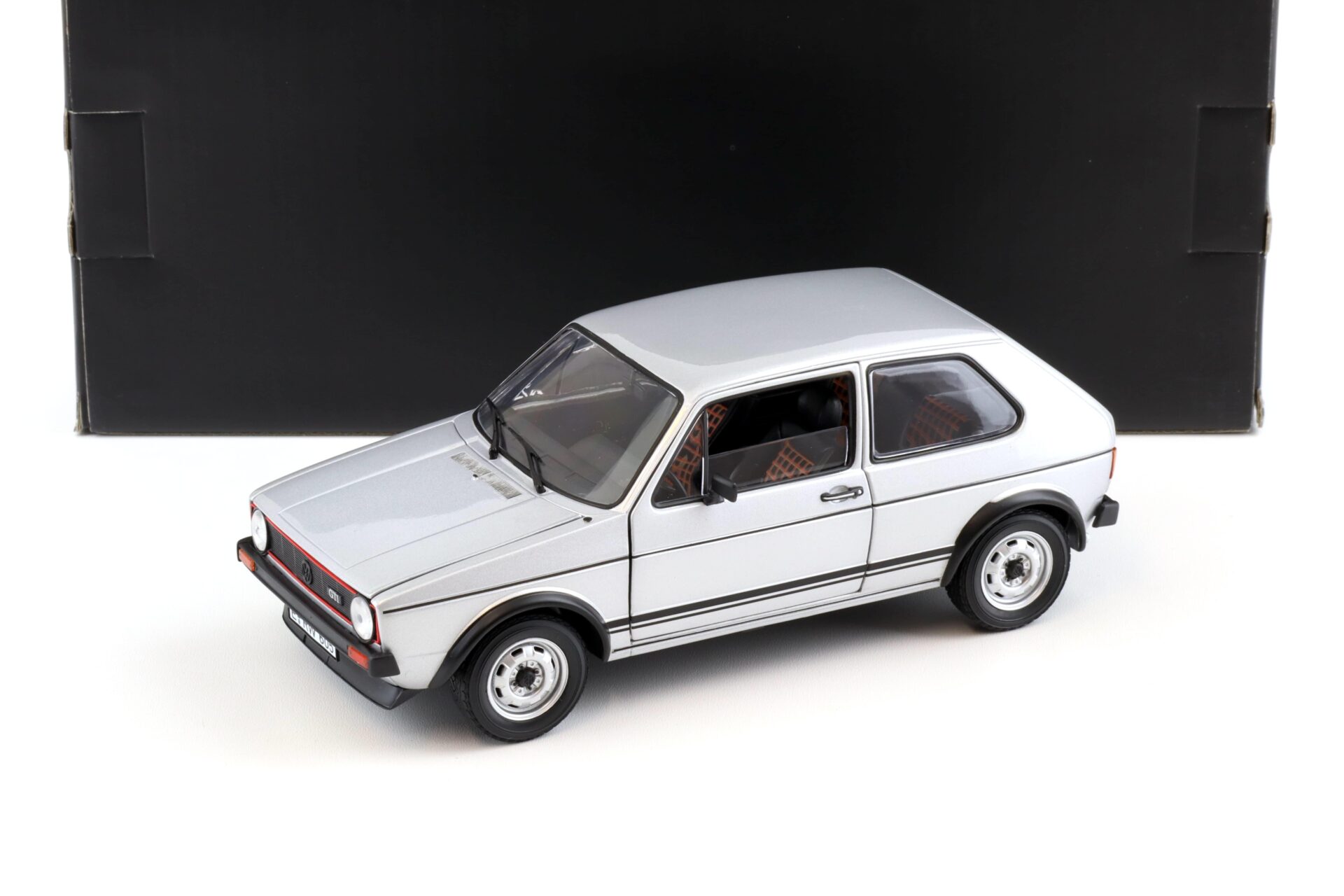 ID 99289 orig.jpg 1:18 Norev VW Golf 1 GTI 1976 silver metallic 188486