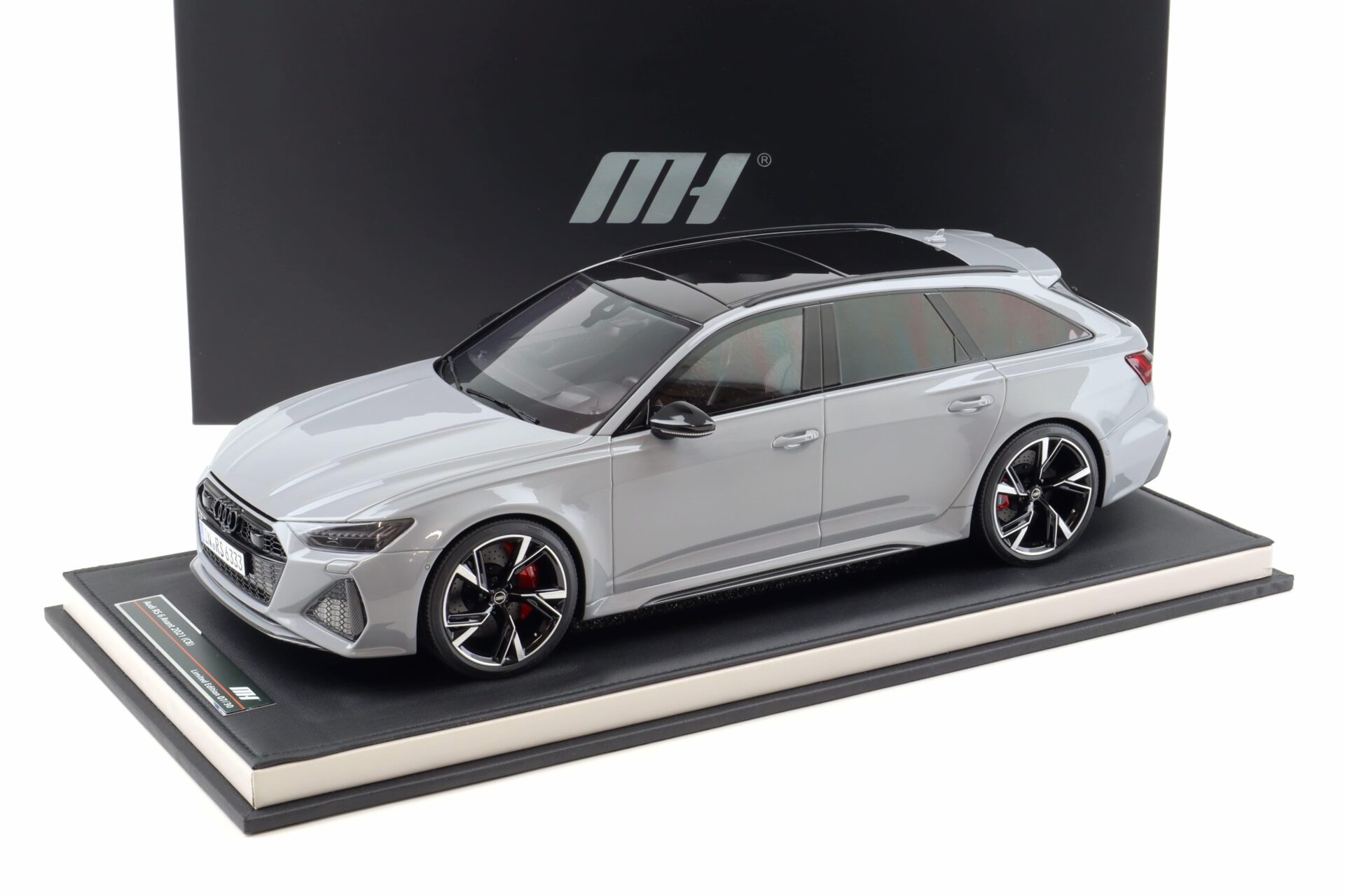 ID 103188 orig.jpg 1:12 Motorhelix Audi RS6 Avant C8 Nardo grey 2021 with display - Limited 30 pcs.