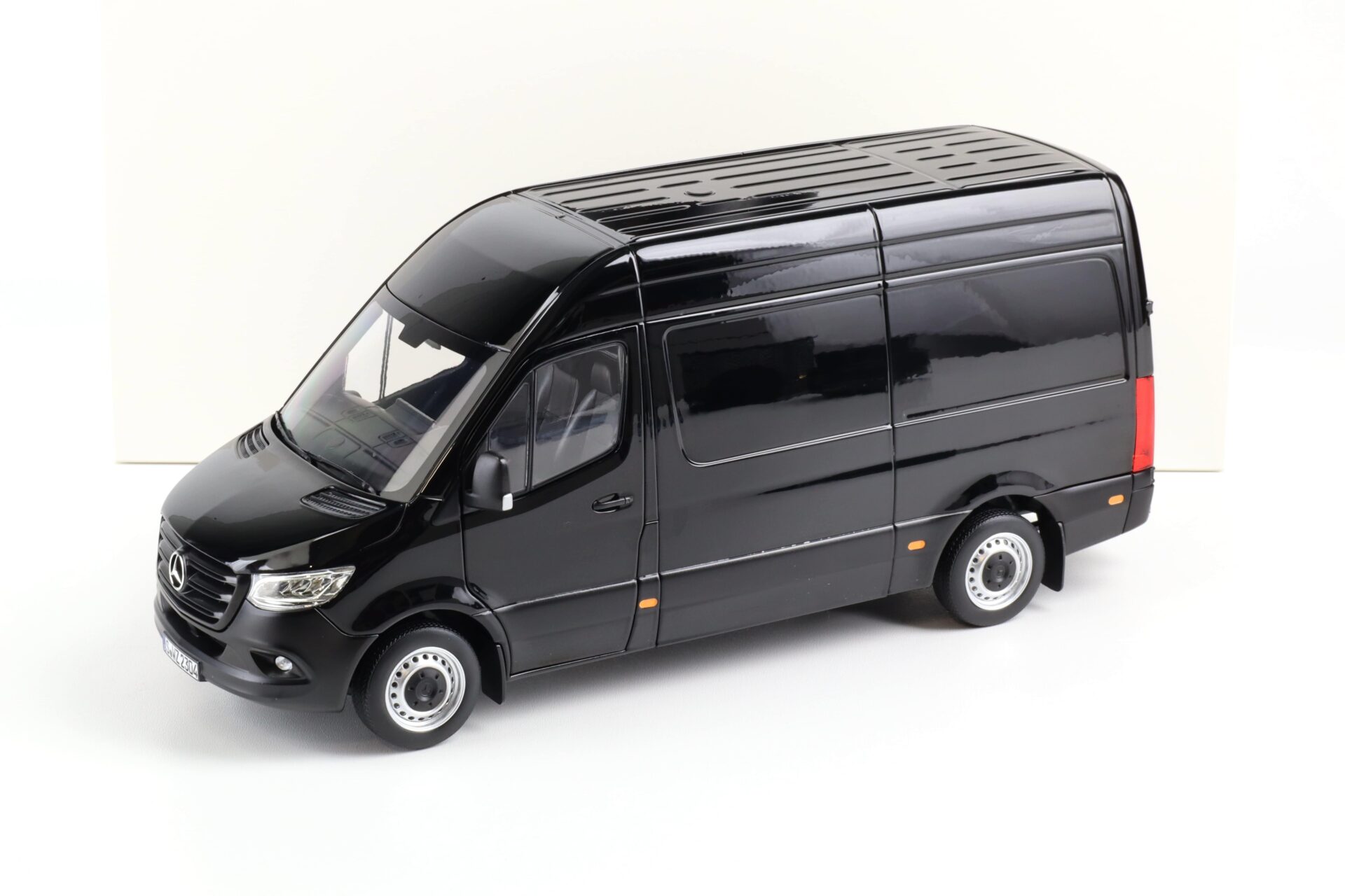 ID 105152 orig.jpg 1:18 Norev Mercedes Sprinter Kasten 2018 black 183041