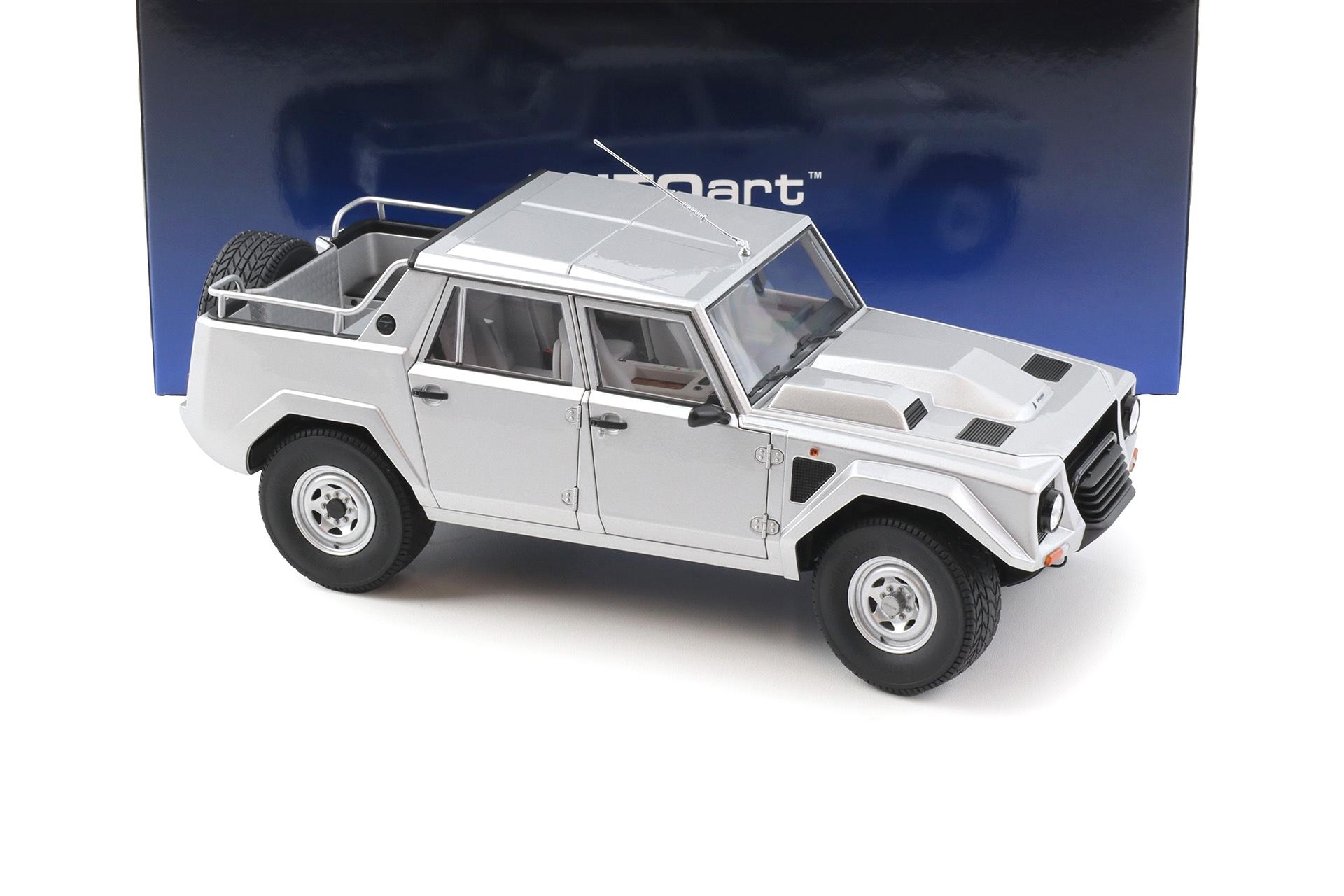 1:18 AUTOart Lamborghini LM002 Argento metallic silver 1986
