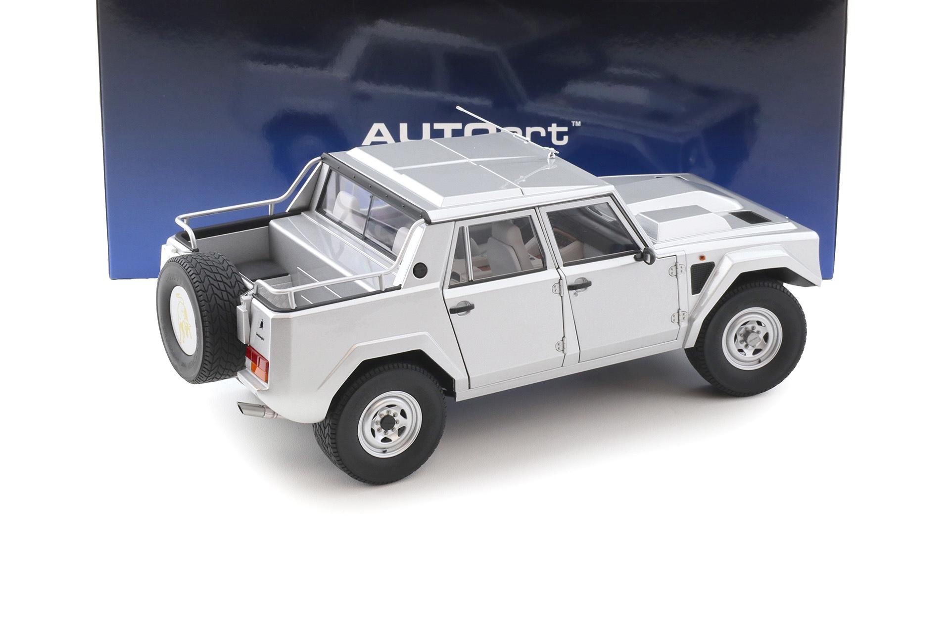 1:18 AUTOart Lamborghini LM002 Argento metallic silver 1986