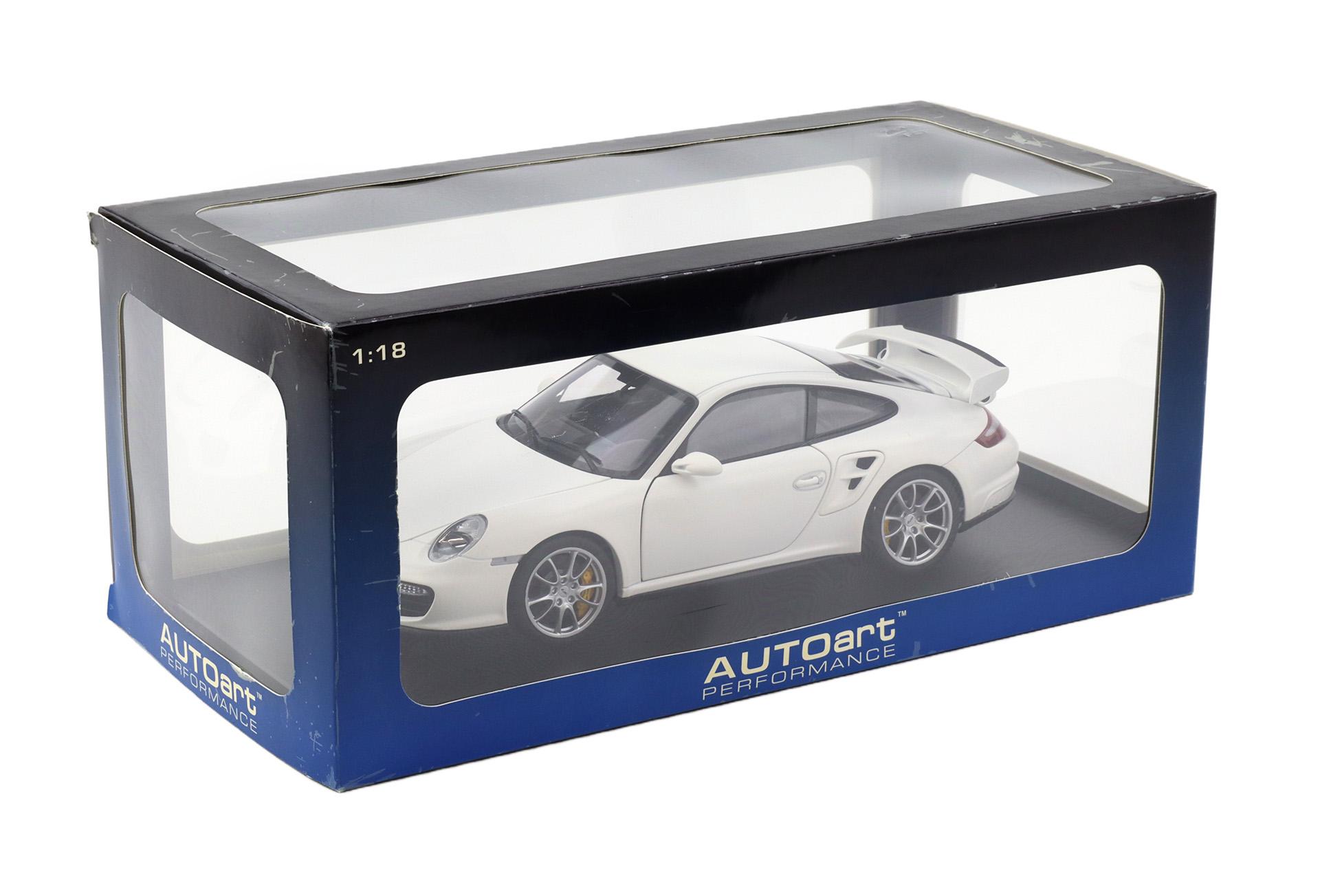 1:18 AUTOart Porsche 911 997 GT2 Coupe matt white 77890
