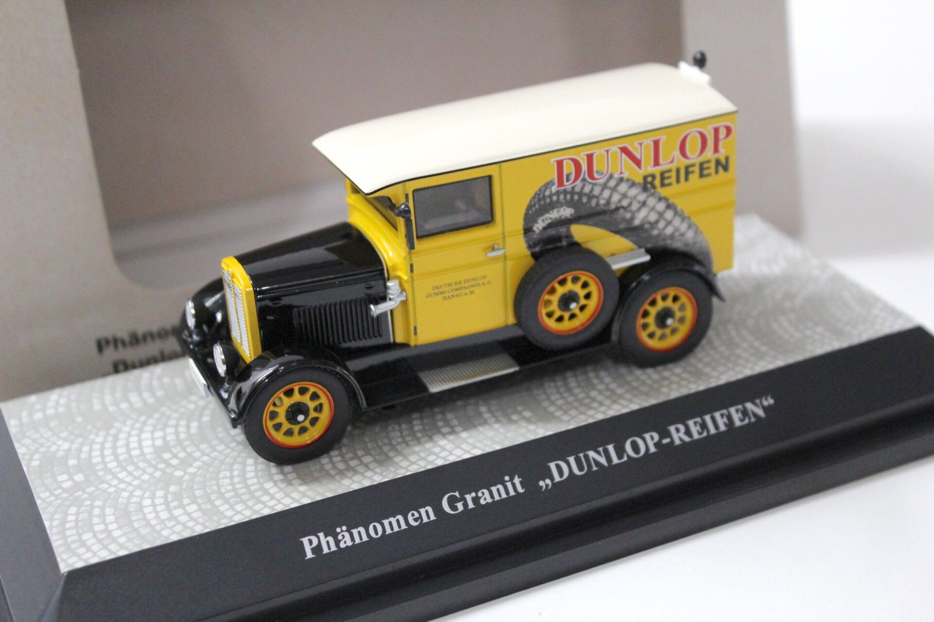 1:43 Premium ClassiXXs Phänomen Granit "DUNLOP-REIFEN" yellow