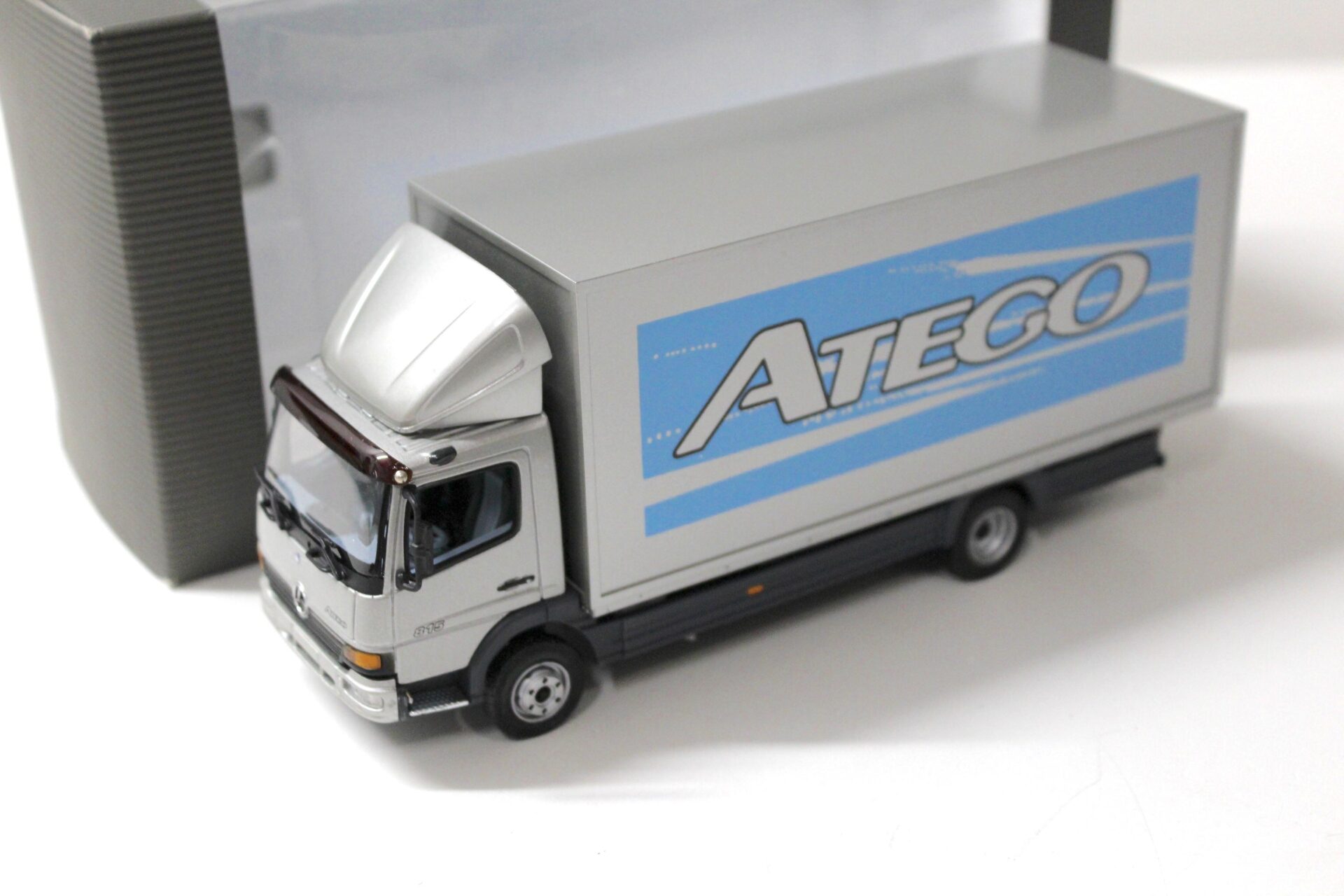 ID 57386.jpg 1:43 Minichamps Mercedes Atego 815 Koffer silver DEALER VERSION
