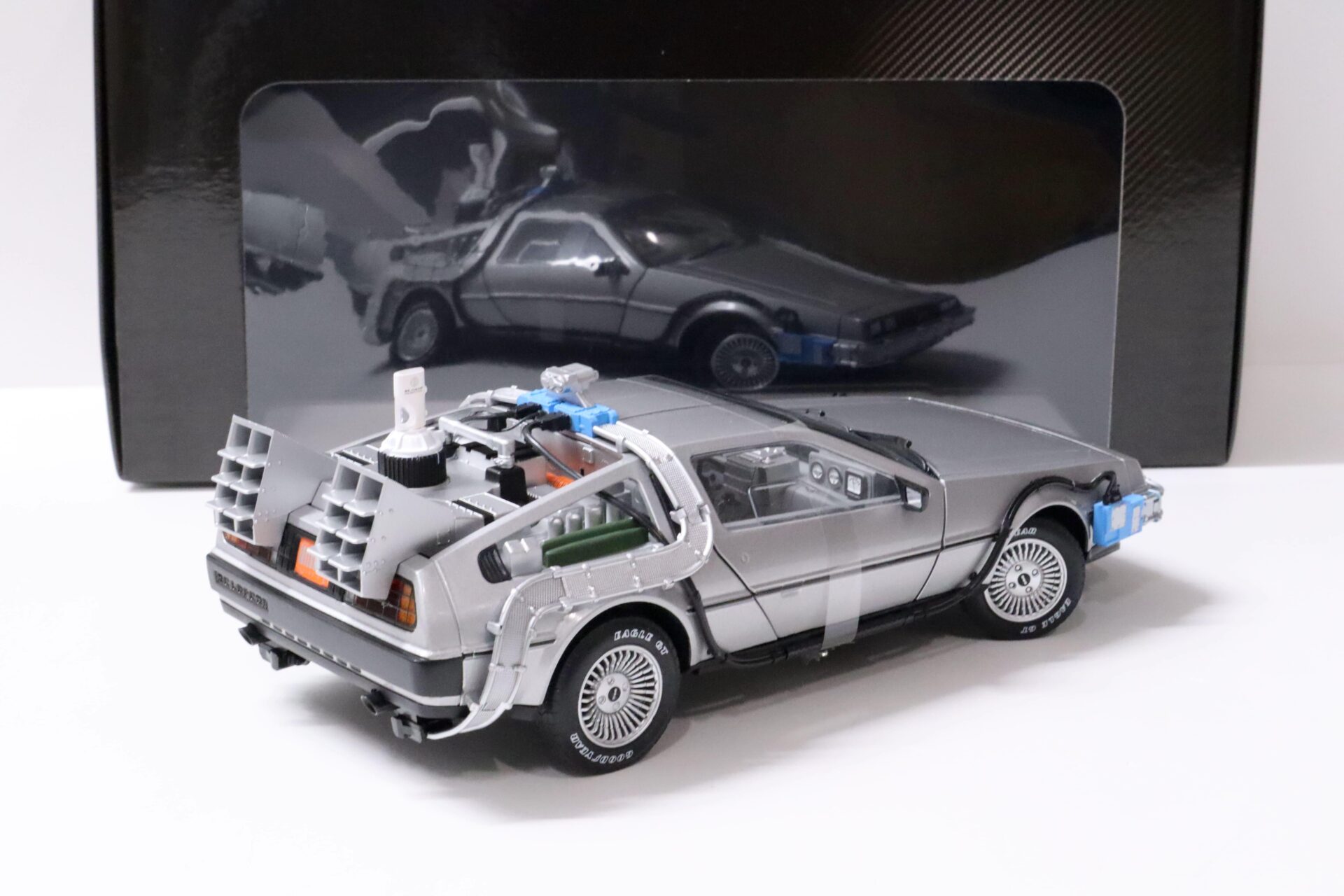 1:18 Hot Wheels DMC DeLorean Back to the Future time Machine with Mr. Fusion