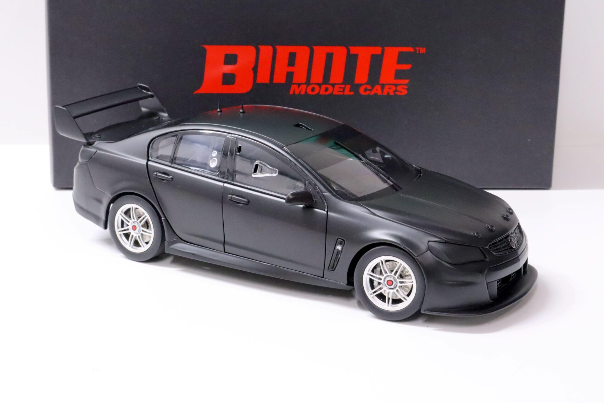 1:18 BIANTE Holden VF Commodore V8 Supercar Satin black matt Plain Body